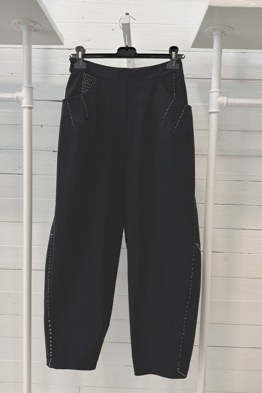 Pantalone con riprese e cuciture a contrasto