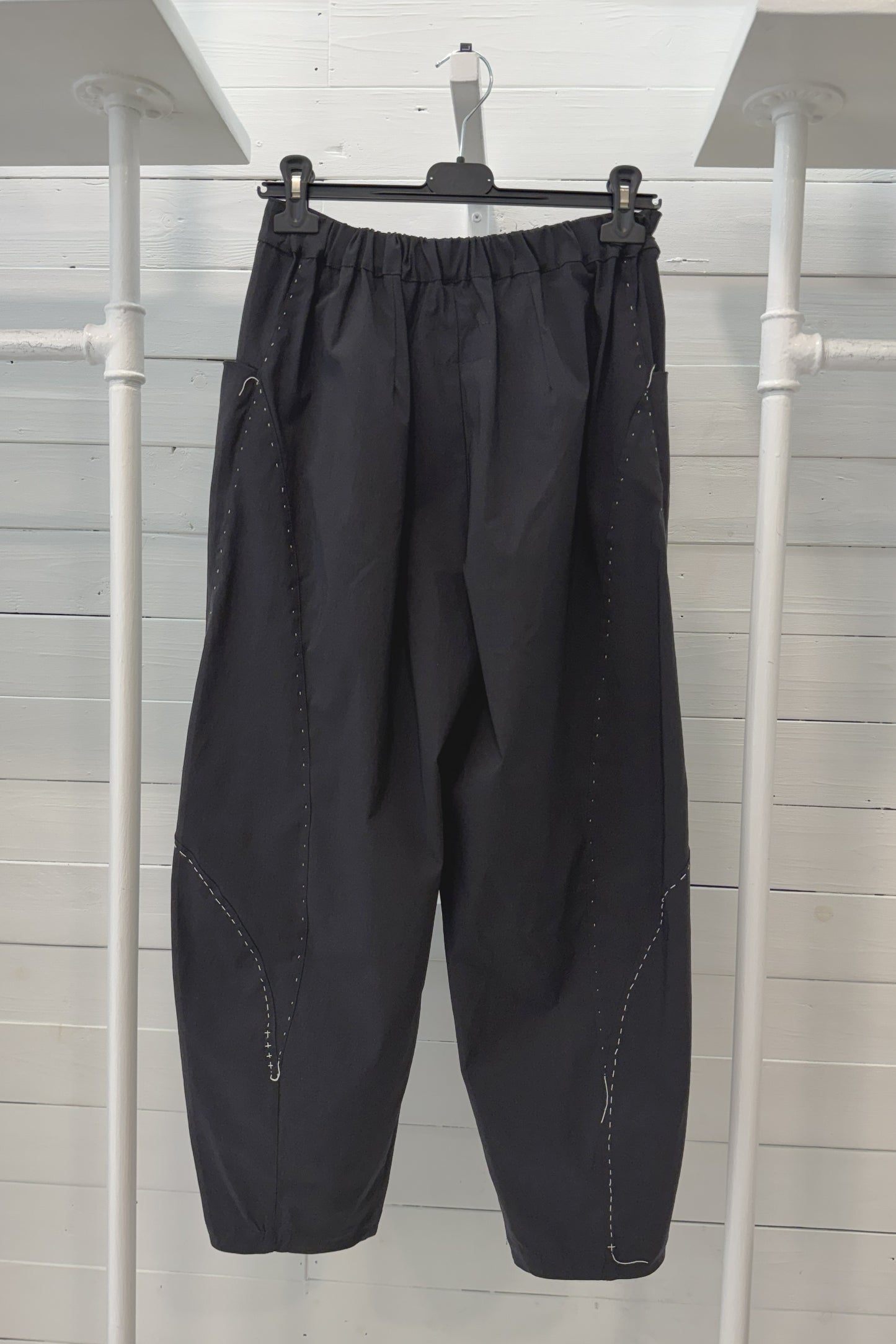 Pantalone con riprese e cuciture a contrasto
