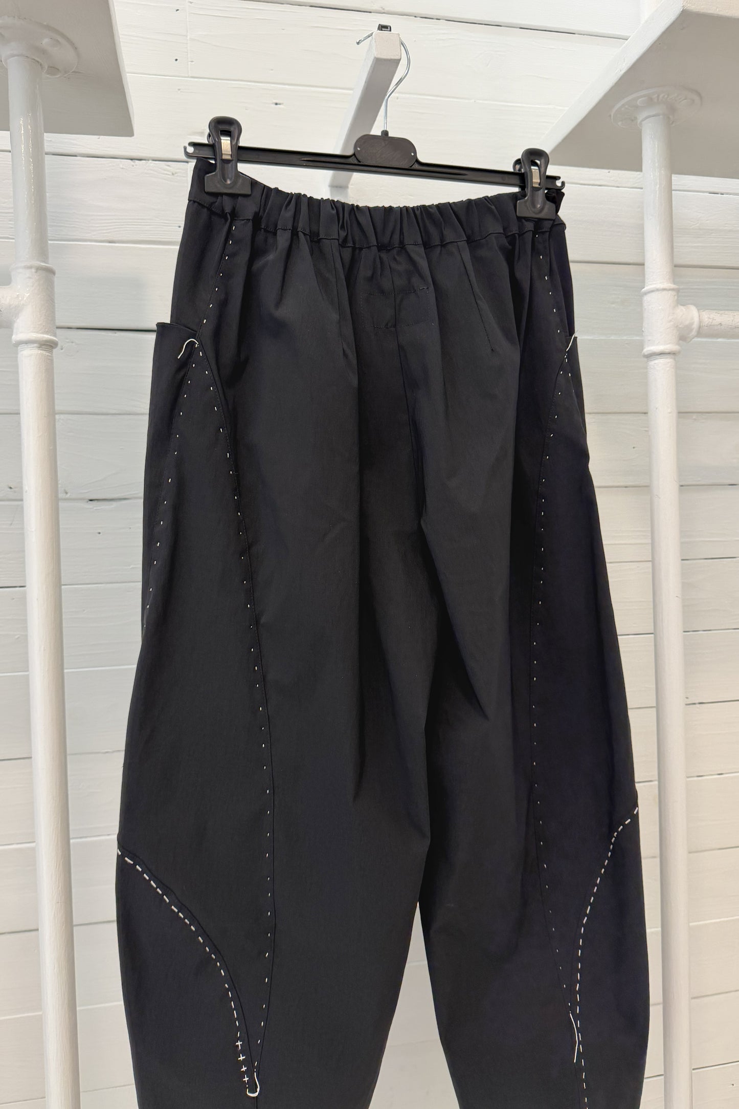 Pantalone con riprese e cuciture a contrasto