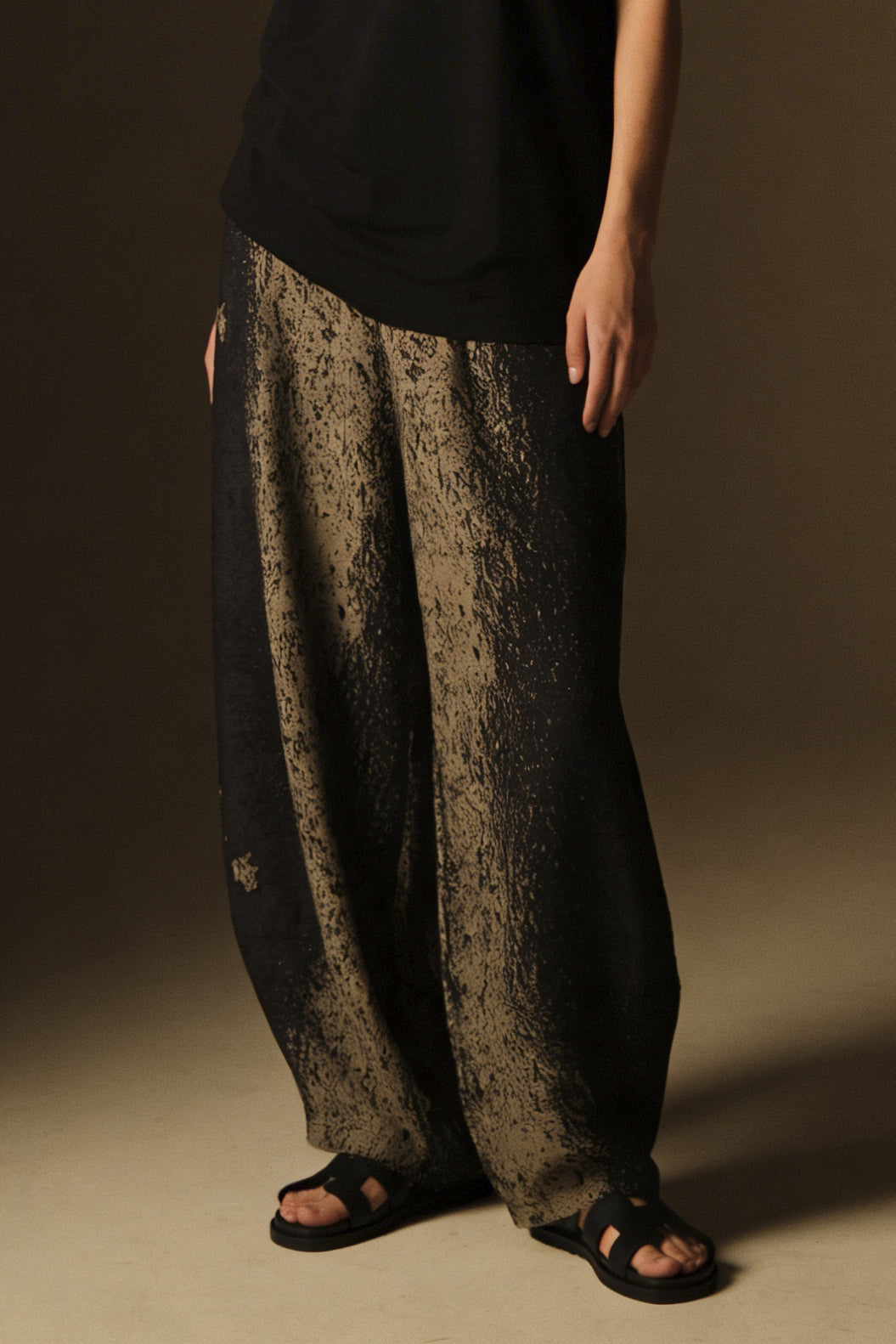 Pantalone con stampa effetto marmorizzato