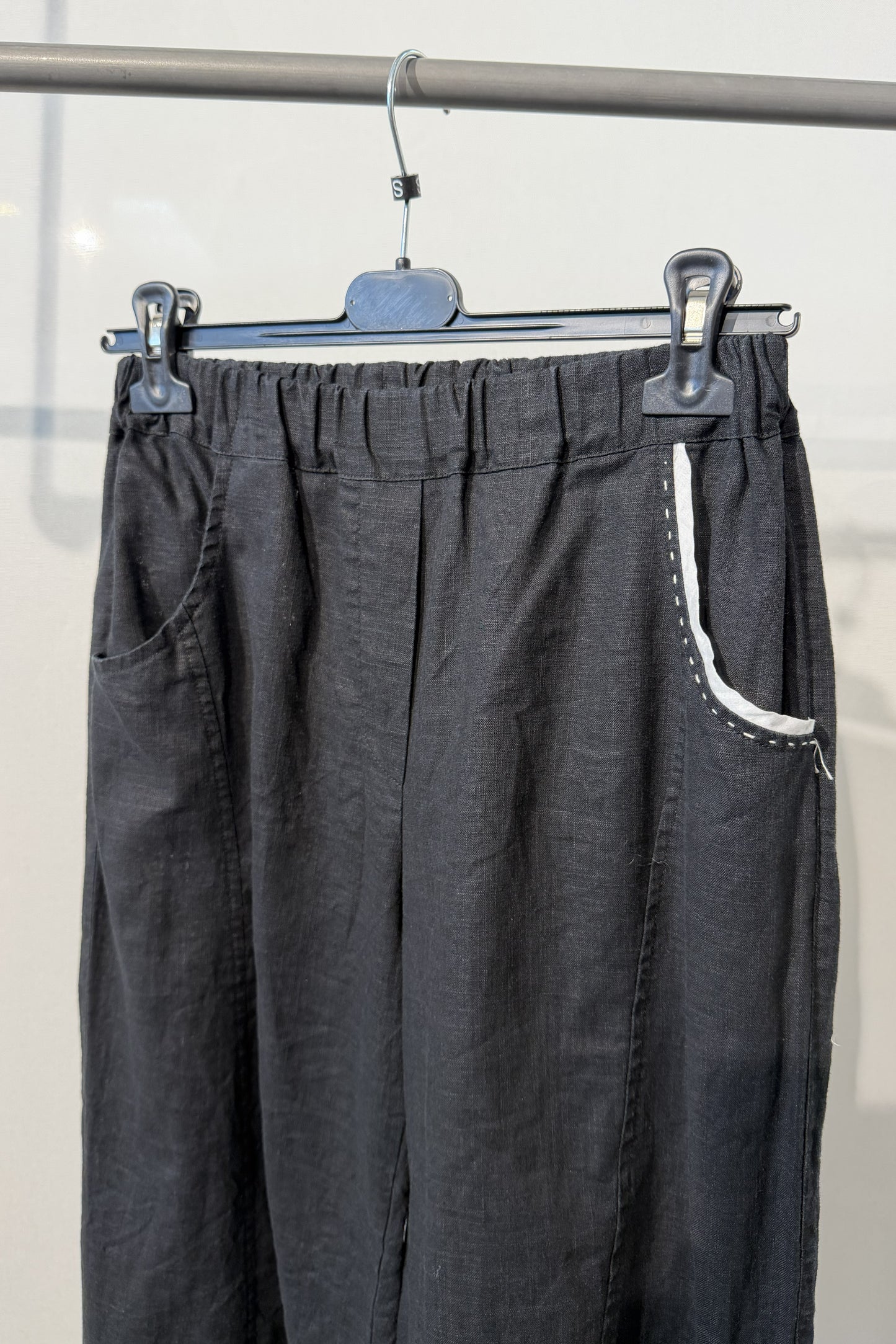Pantalone in lino con dettagli sartoriali e bottoni