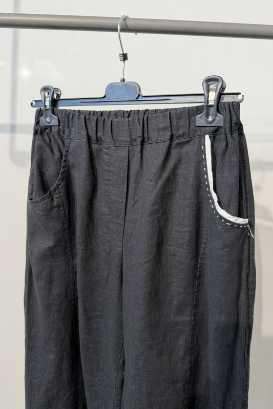 Pantalone in lino con dettagli sartoriali e bottoni