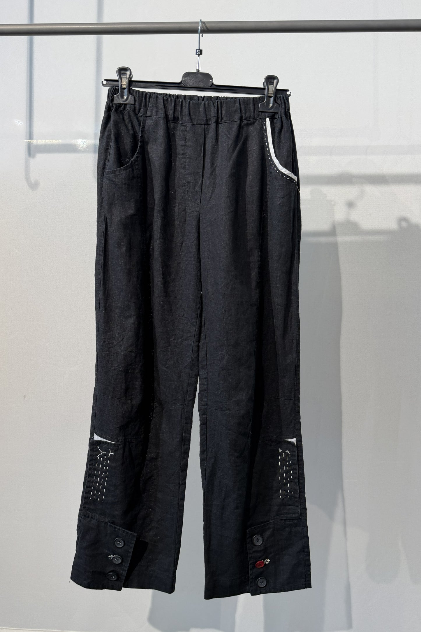 Pantalone in lino con dettagli sartoriali e bottoni