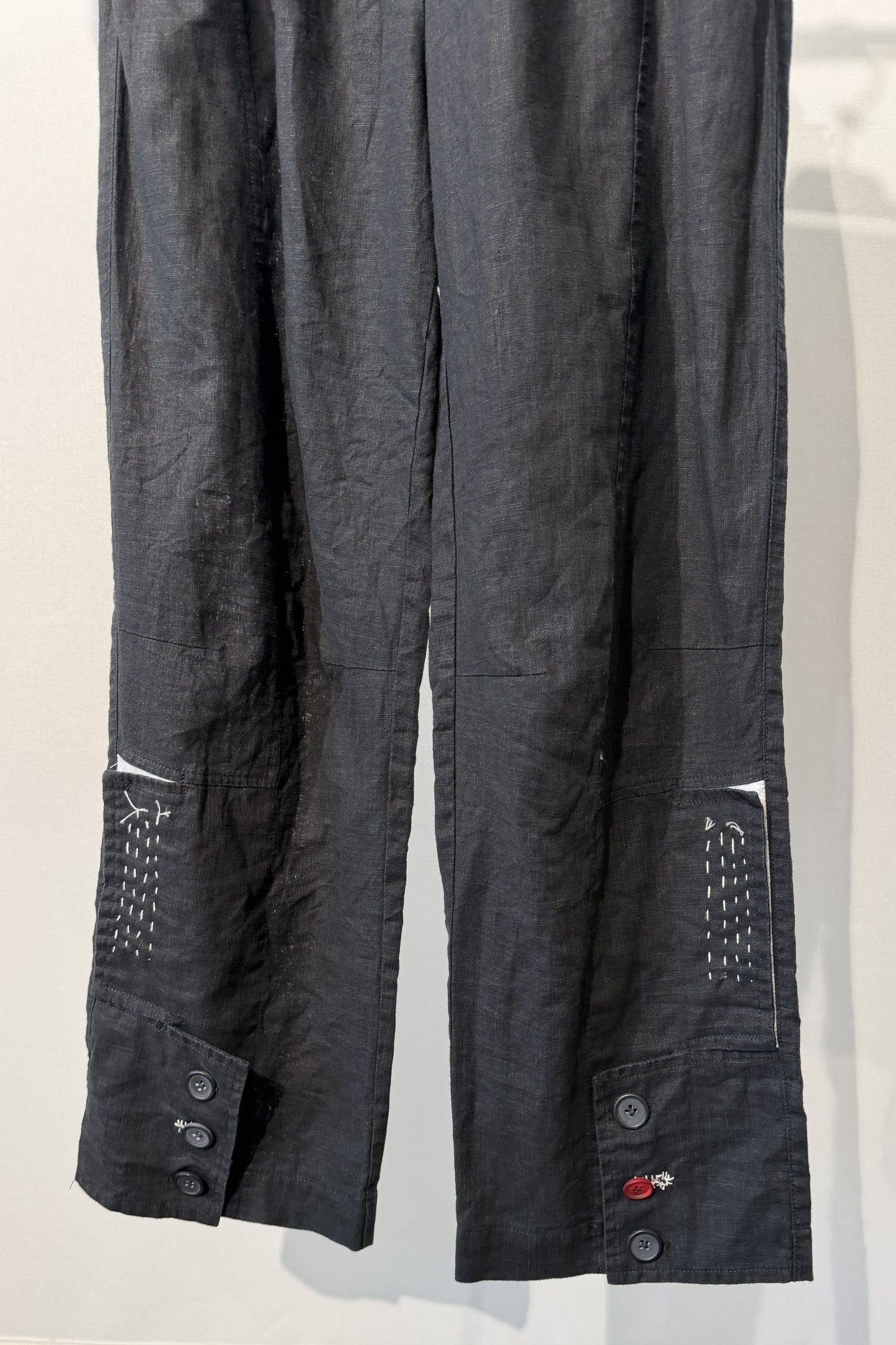 Pantalone in lino con dettagli sartoriali e bottoni