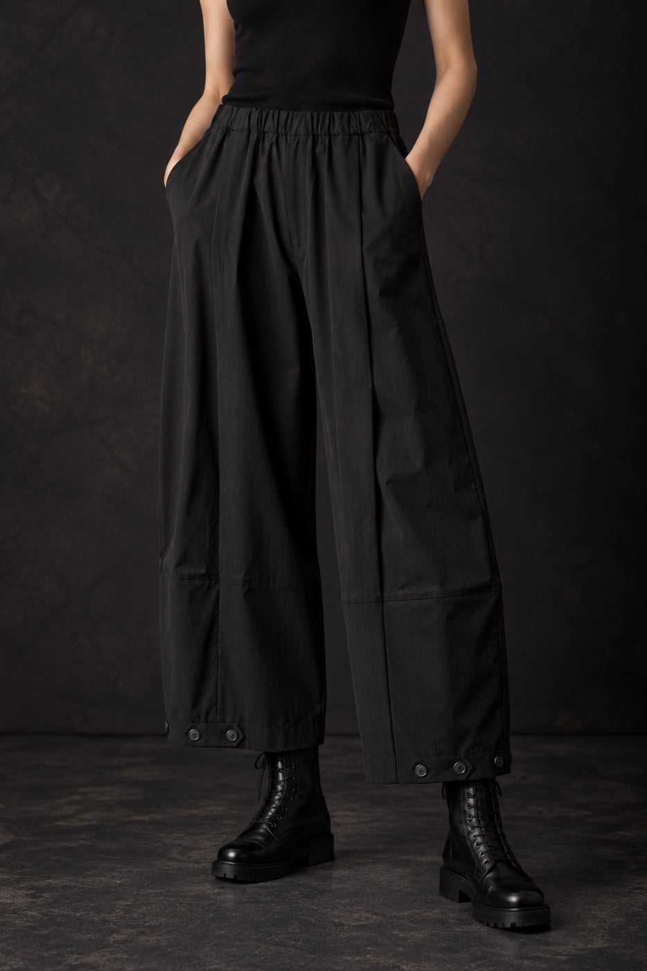 Pantalone ovetto con bottoni al fondo