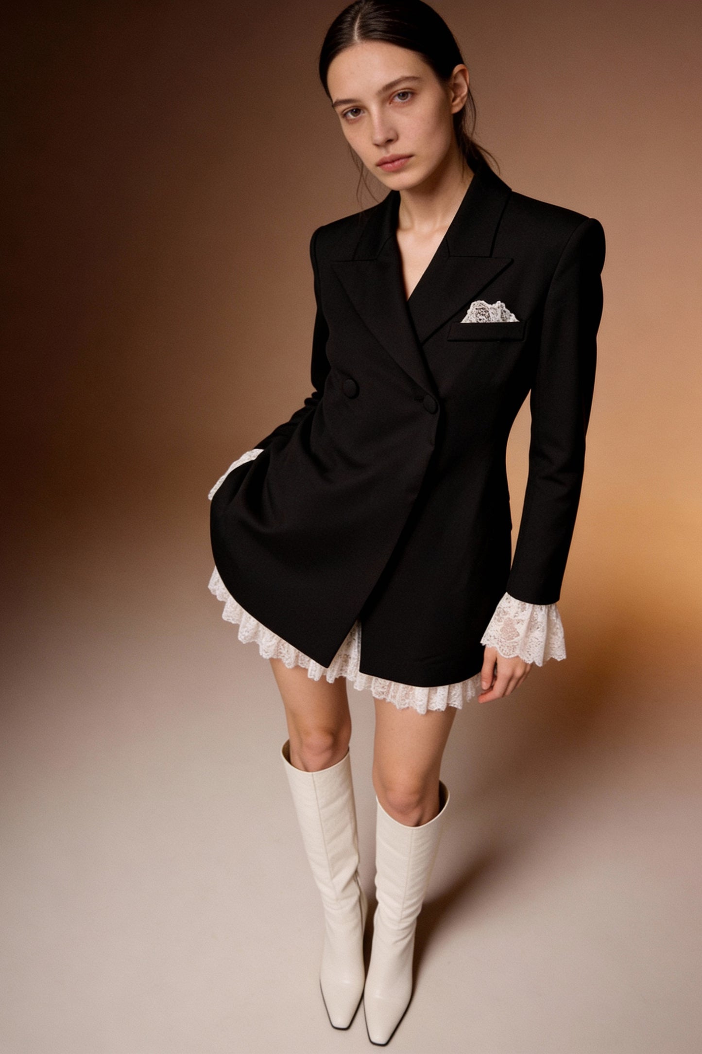 Abito con dettagli in pizzo