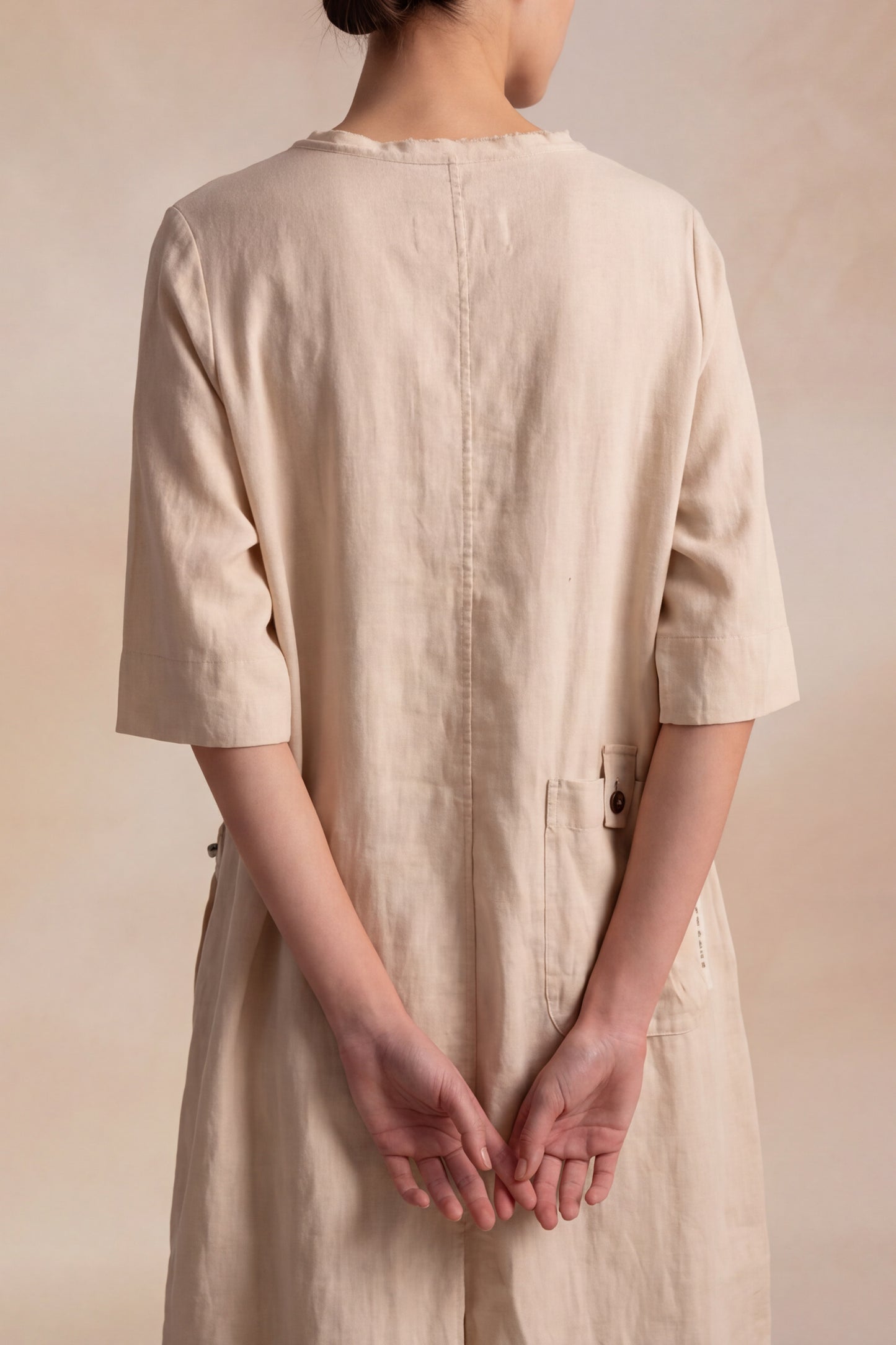 Abito in lino naturale con dettagli sartoriali