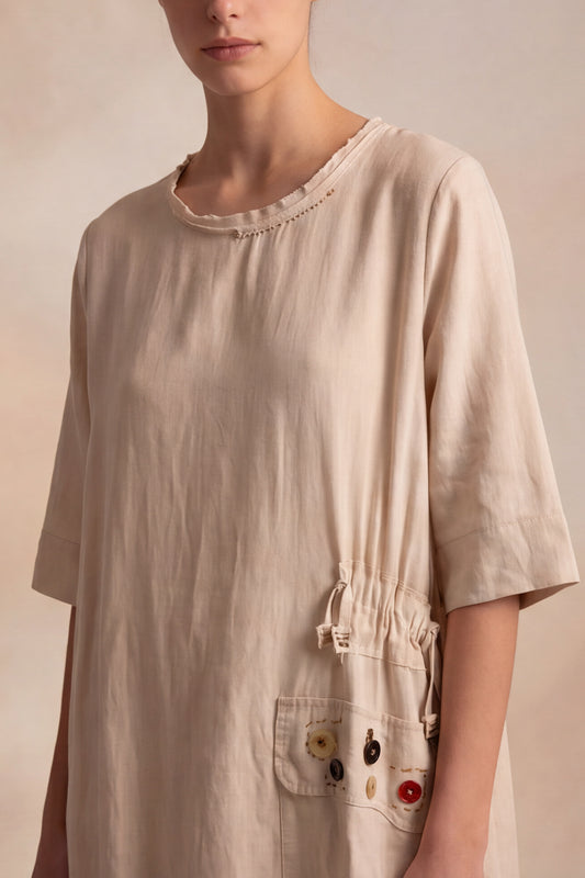 Abito in lino naturale con dettagli sartoriali