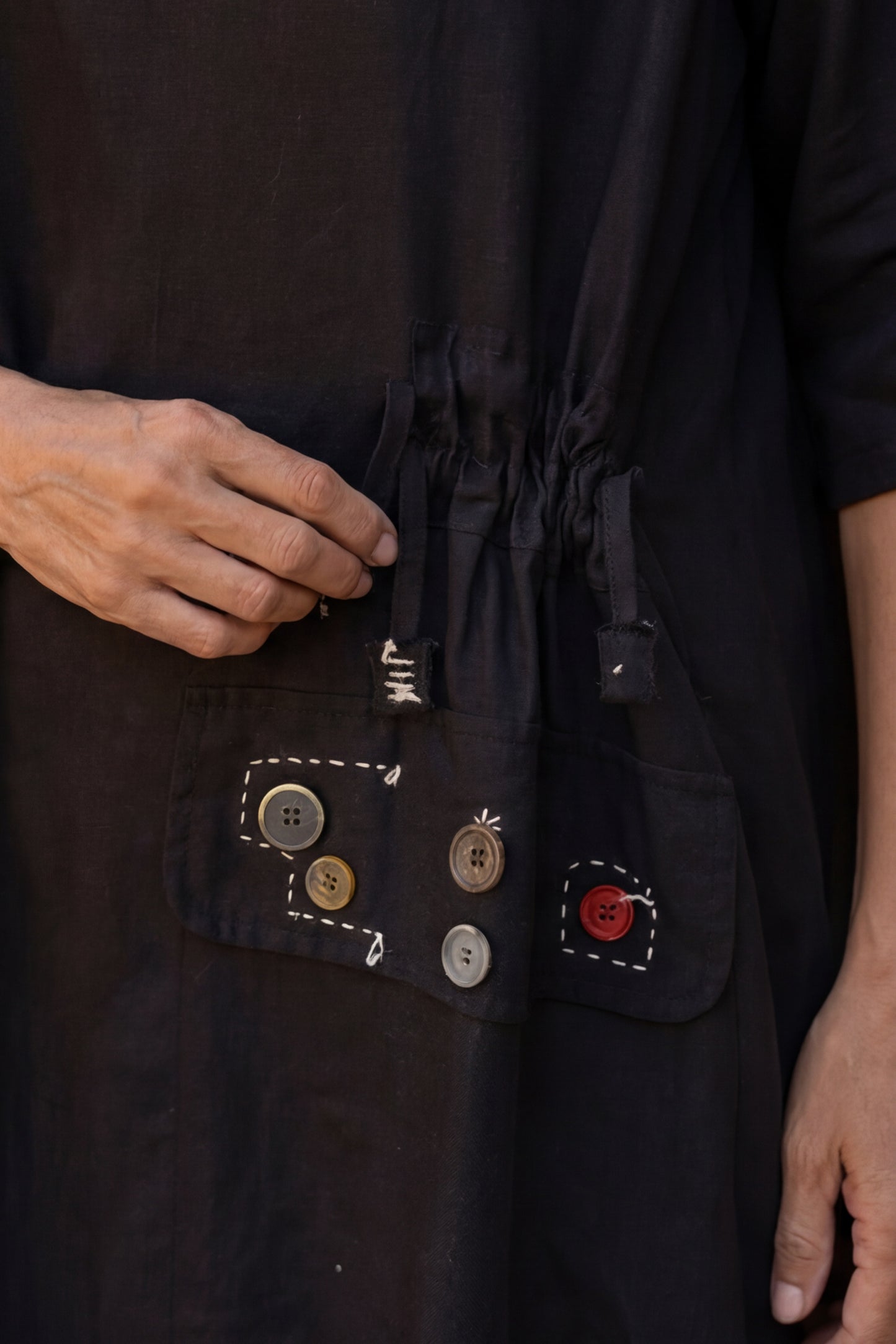 Abito in lino naturale con dettagli sartoriali