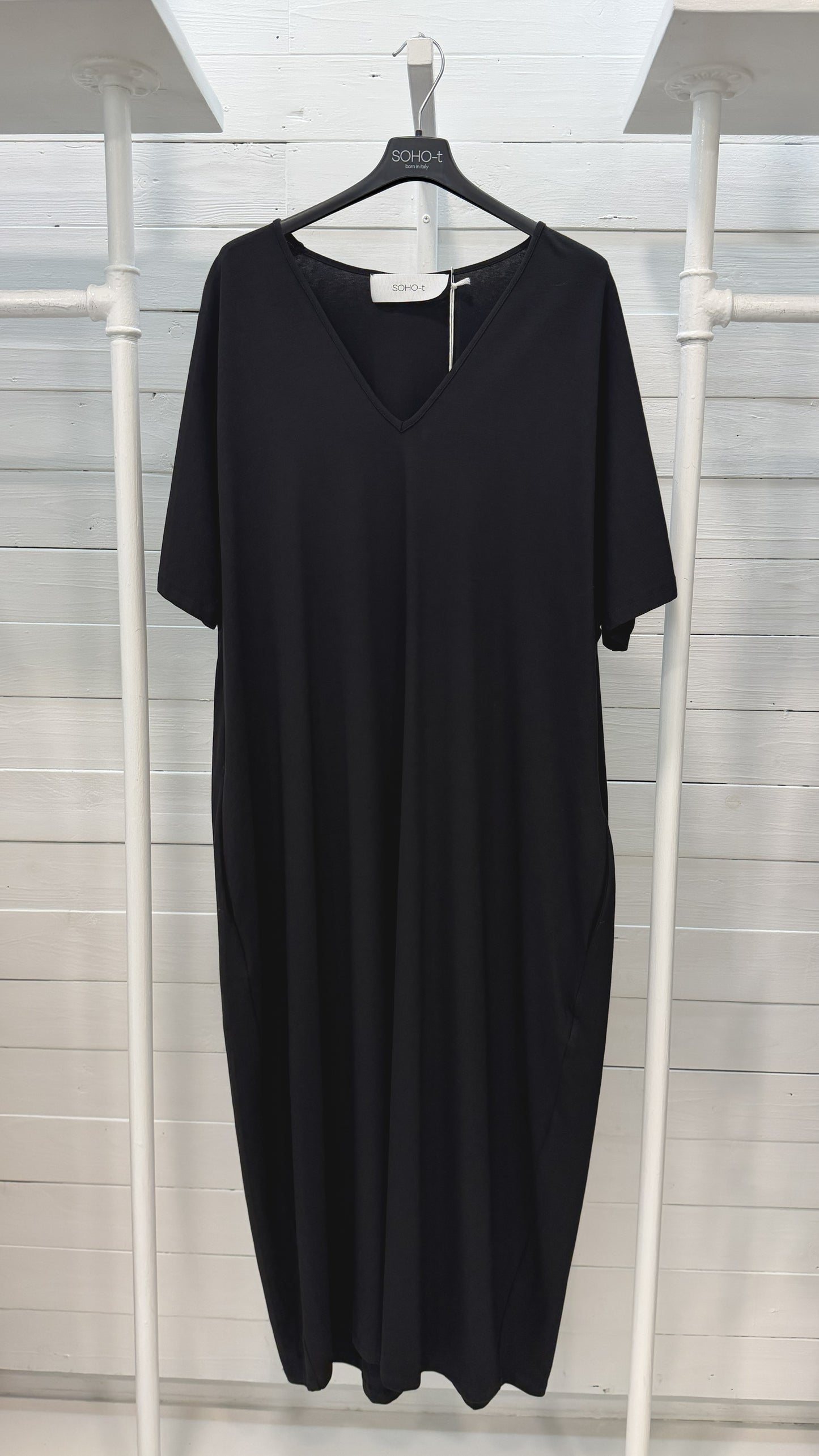 Abito nero over fit con scollo a V
