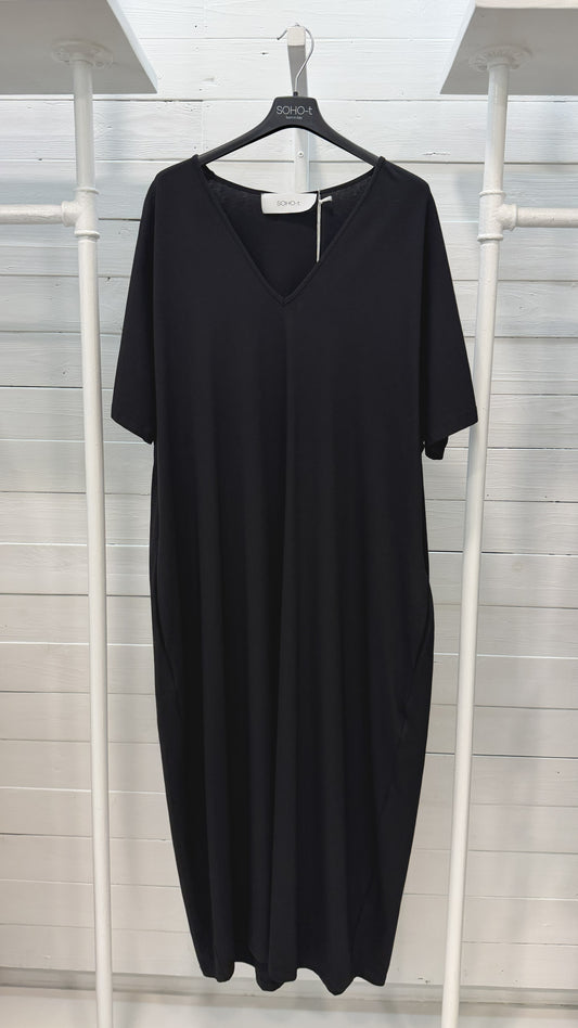 Abito nero over fit con scollo a V