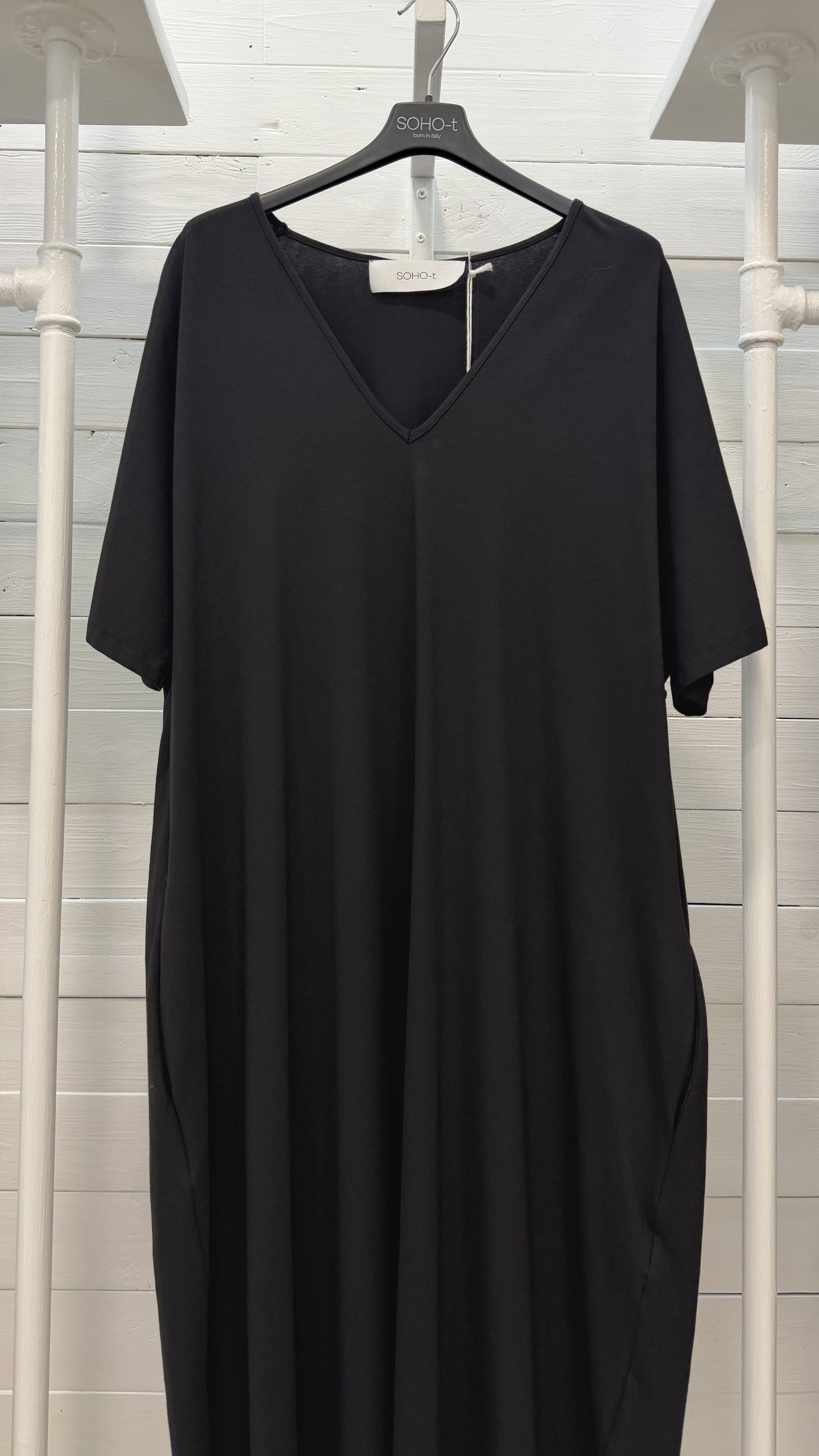 Abito nero over fit con scollo a V
