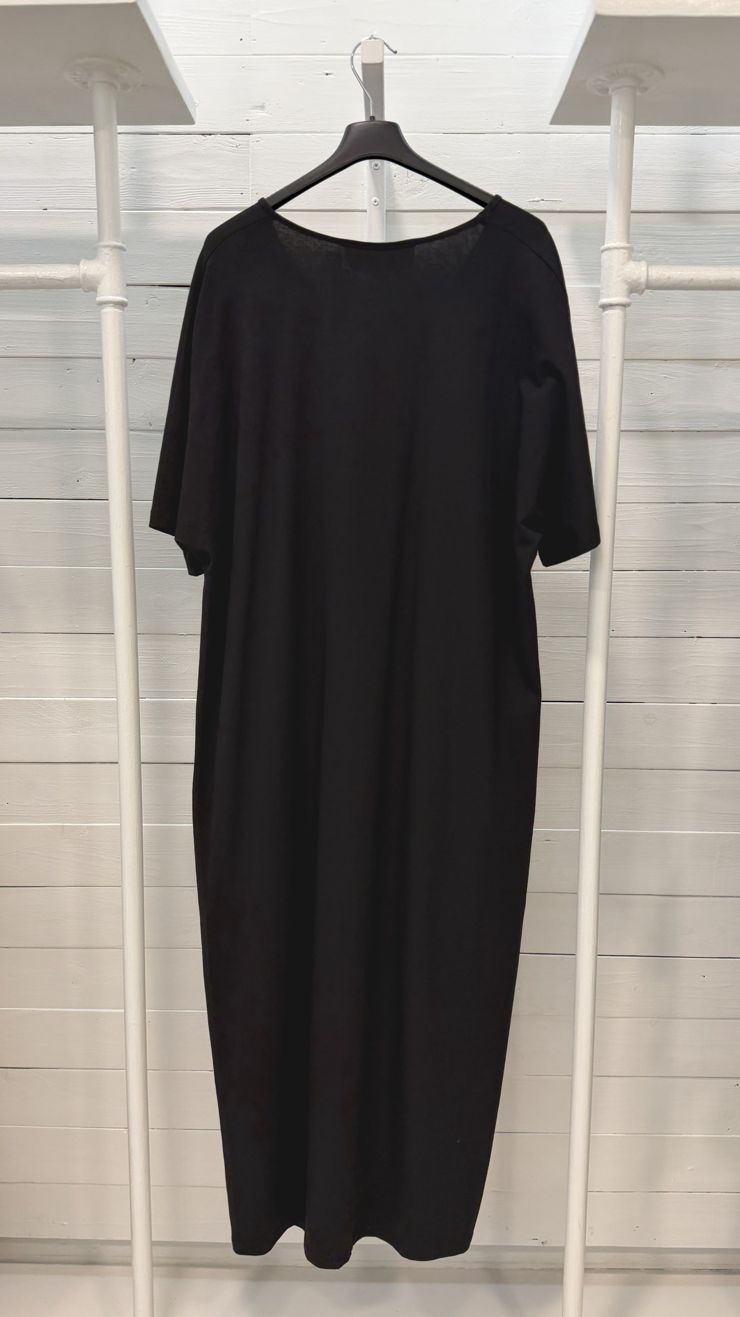 Abito nero over fit con scollo a V