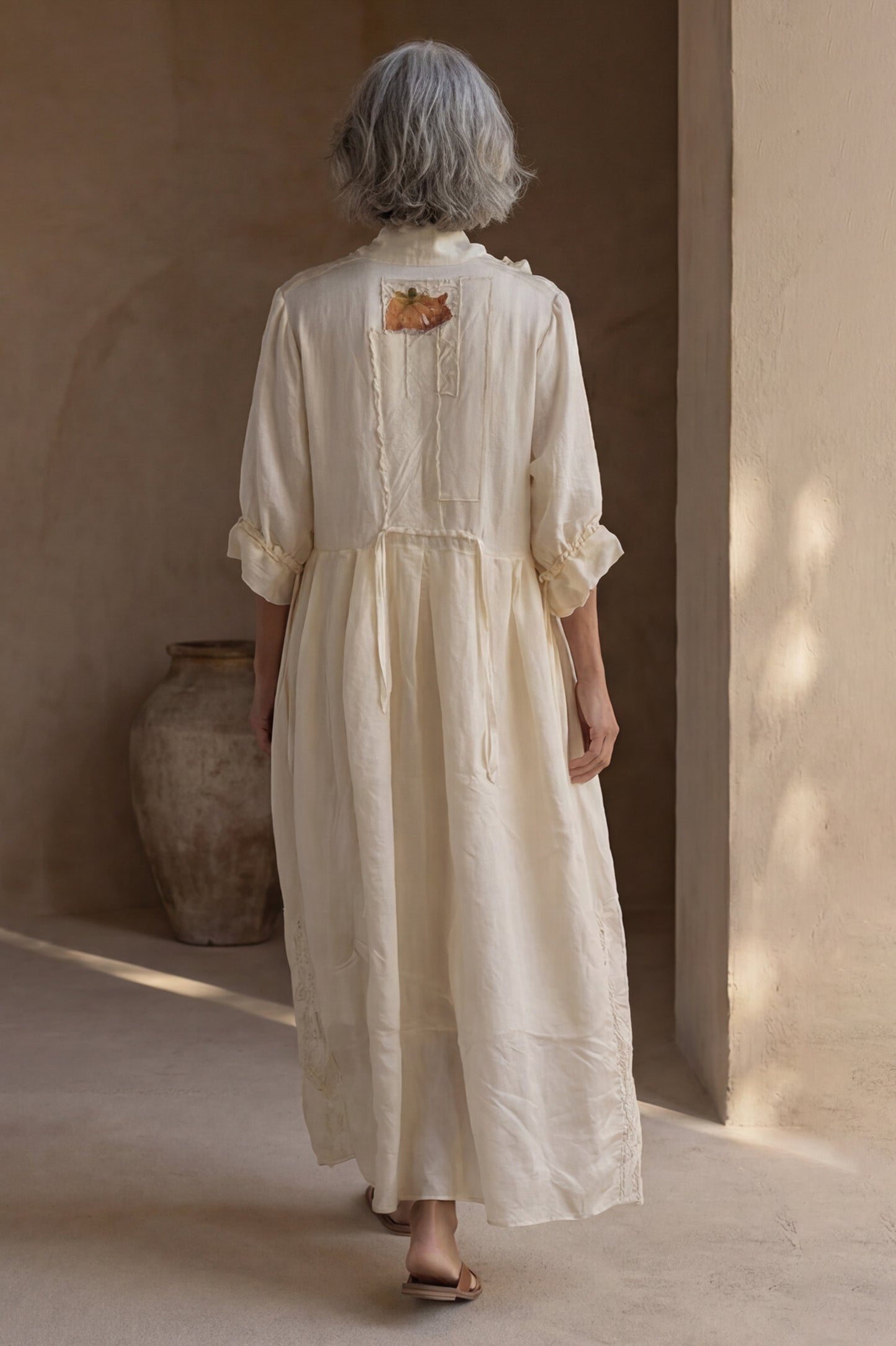 Abito con inserti e pizzo