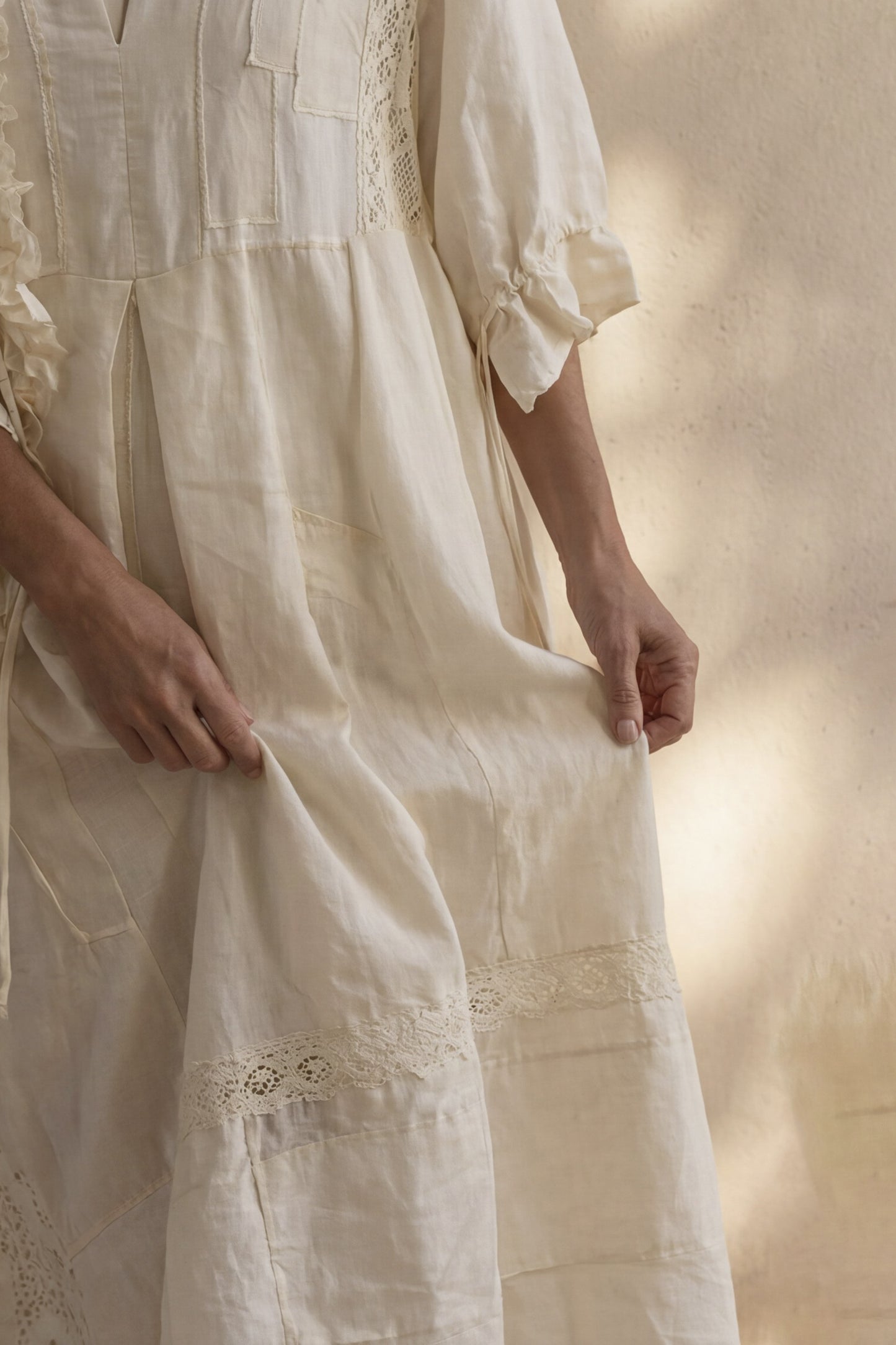 Abito con inserti e pizzo