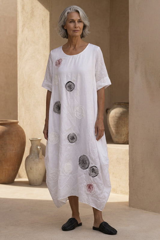 Abito lungo oversize con applicazioni artistiche