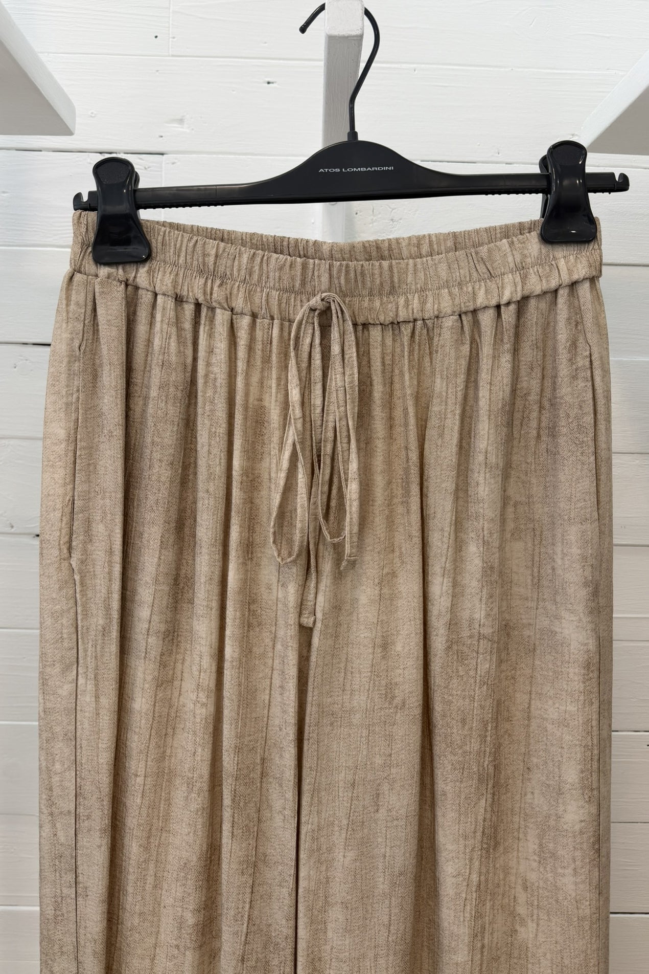 Pantalone ampio in viscosa stampa effetto lino