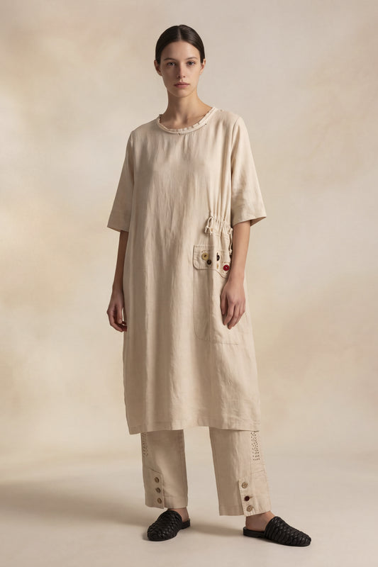 Abito in lino naturale con dettagli sartoriali