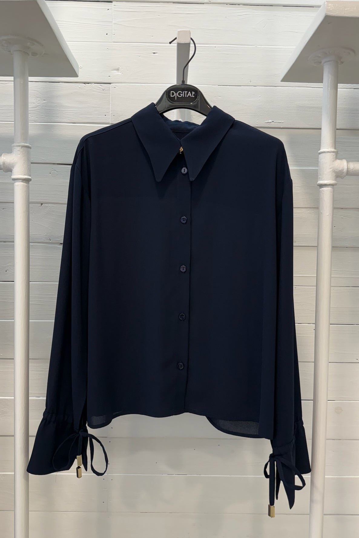 Camicia con bottone gioiello