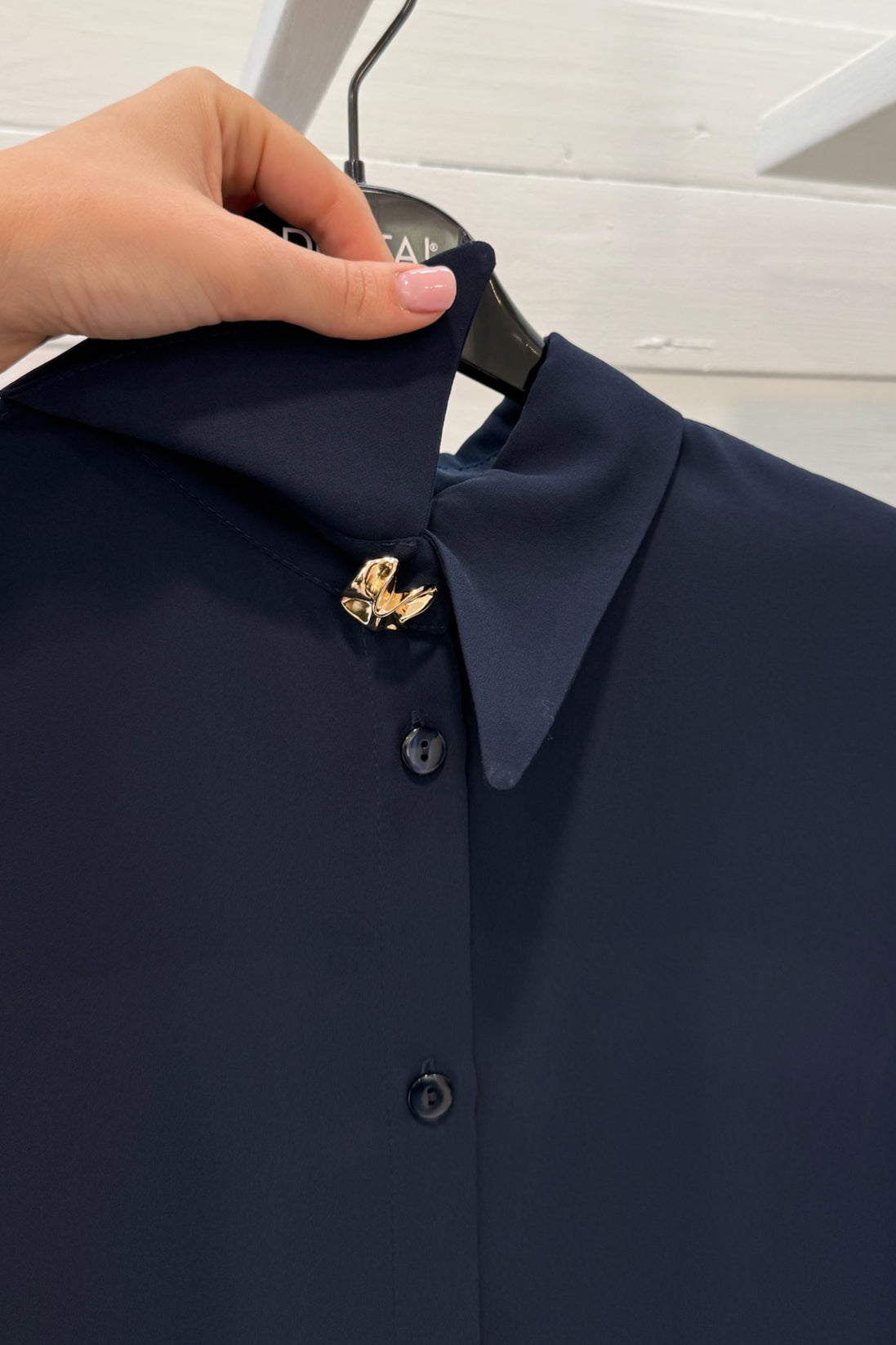 Camicia con bottone gioiello