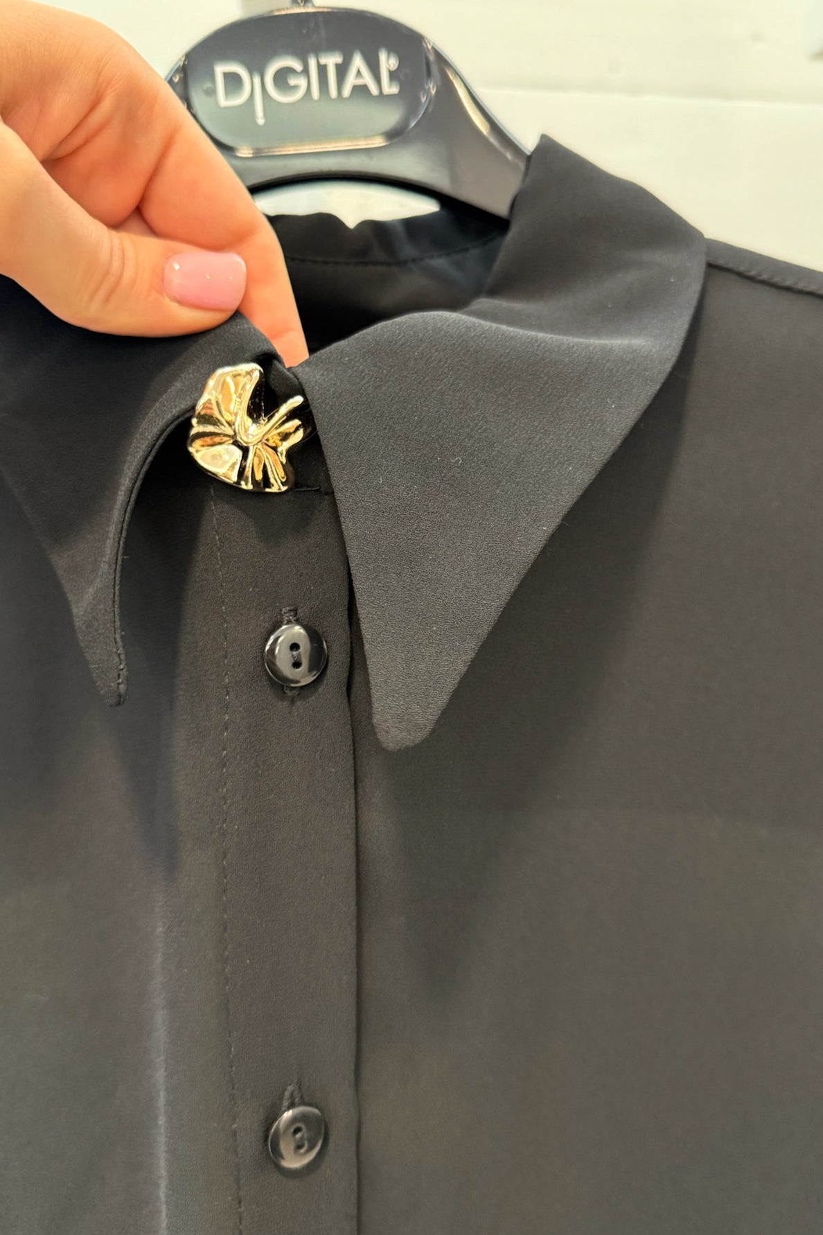 Camicia con bottone gioiello