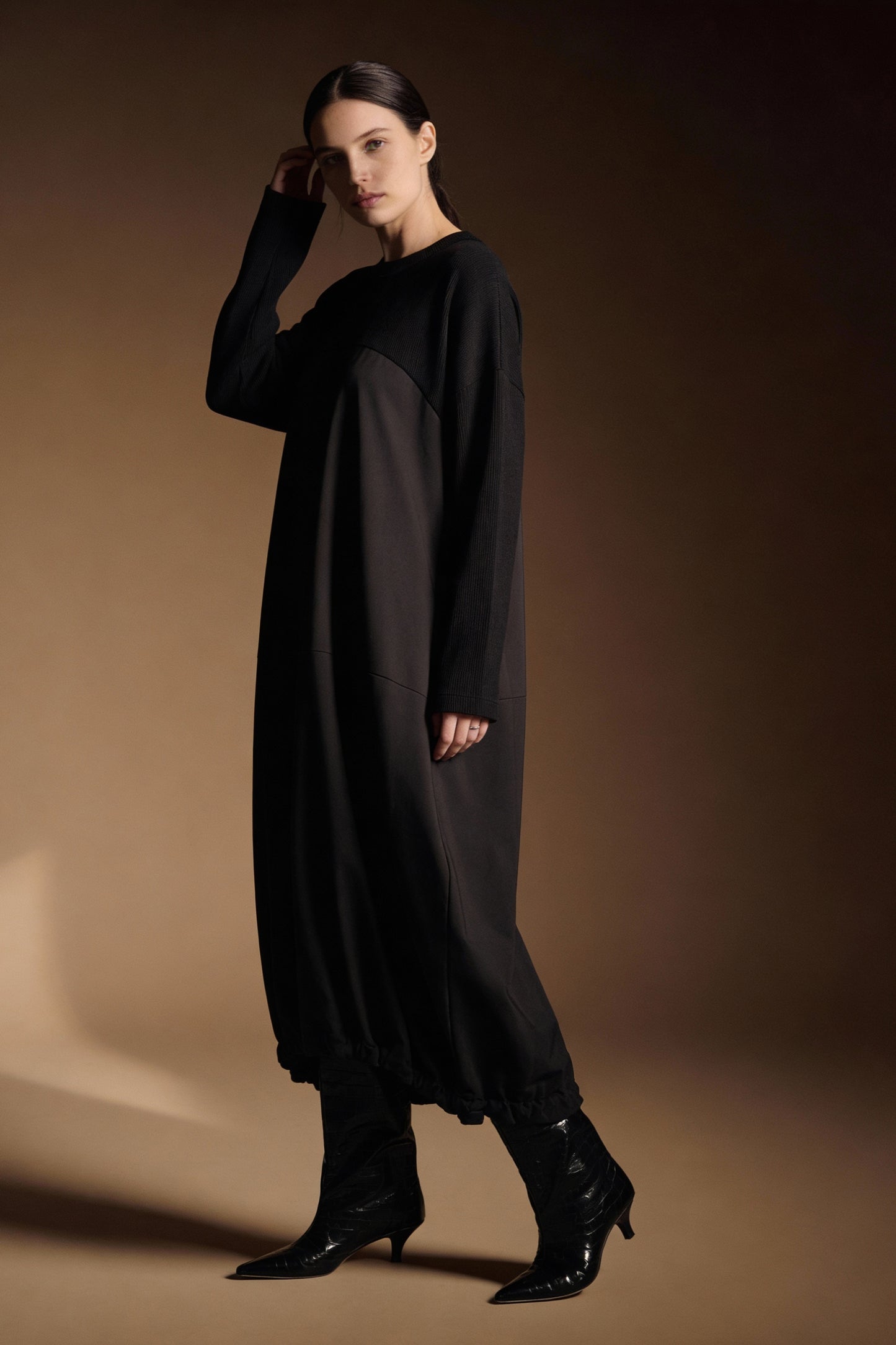 Abito con doppio tessuto e fondo arricciato