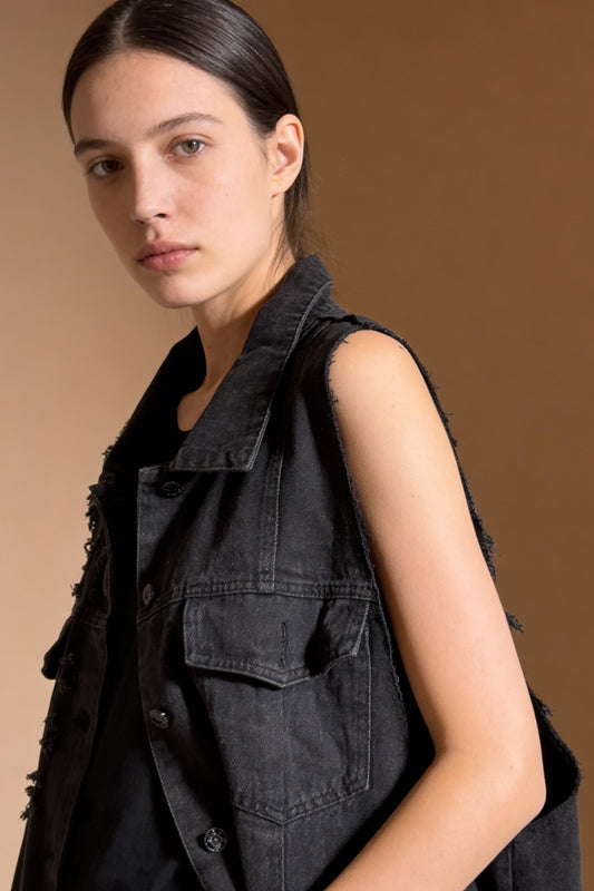 Gilet denim destrutturato con dettagli raw