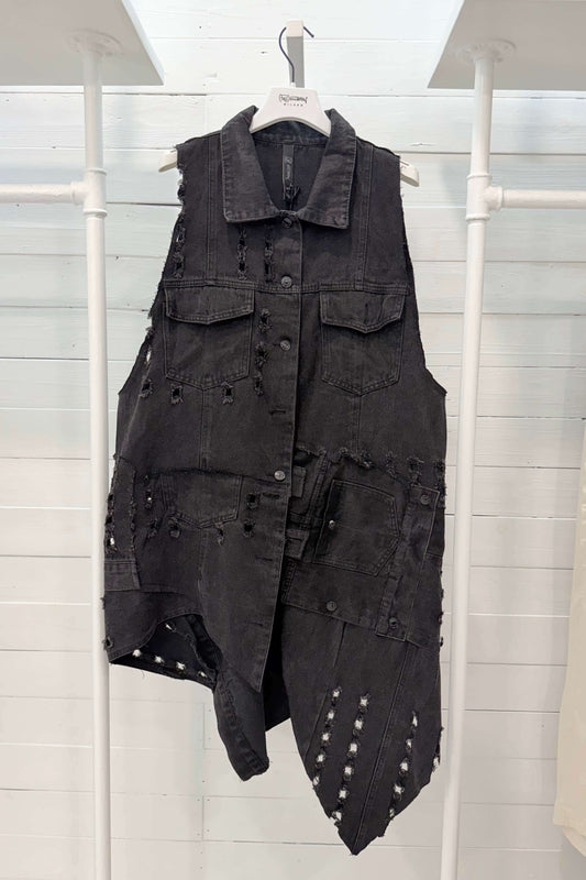 Gilet denim destrutturato con dettagli raw