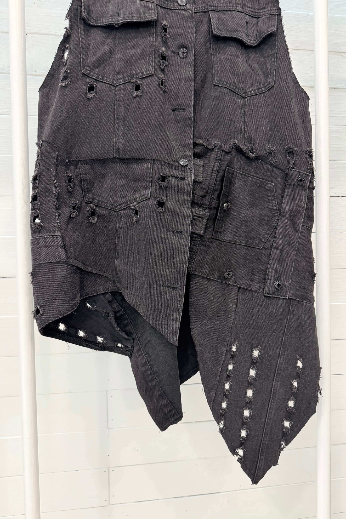 Gilet denim destrutturato con dettagli raw