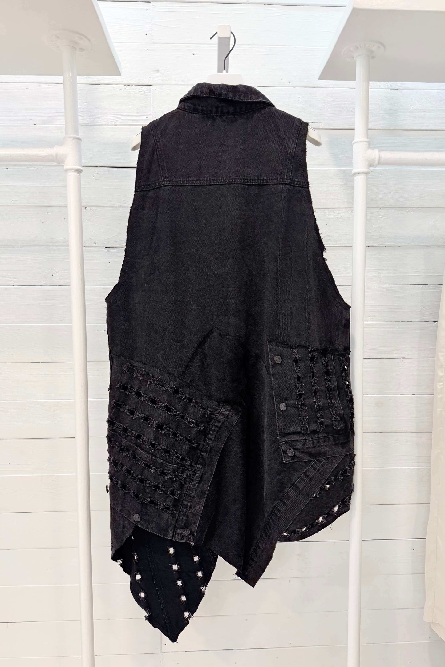 Gilet denim destrutturato con dettagli raw