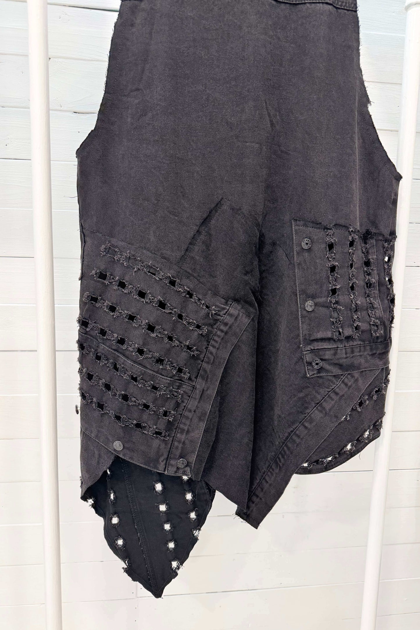 Gilet denim destrutturato con dettagli raw