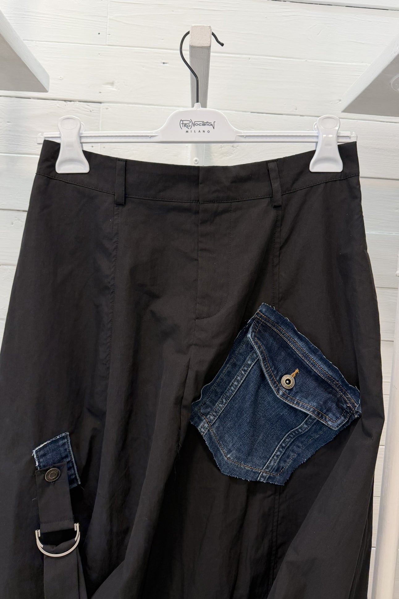 Gonna asimmetrica con dettagli denim