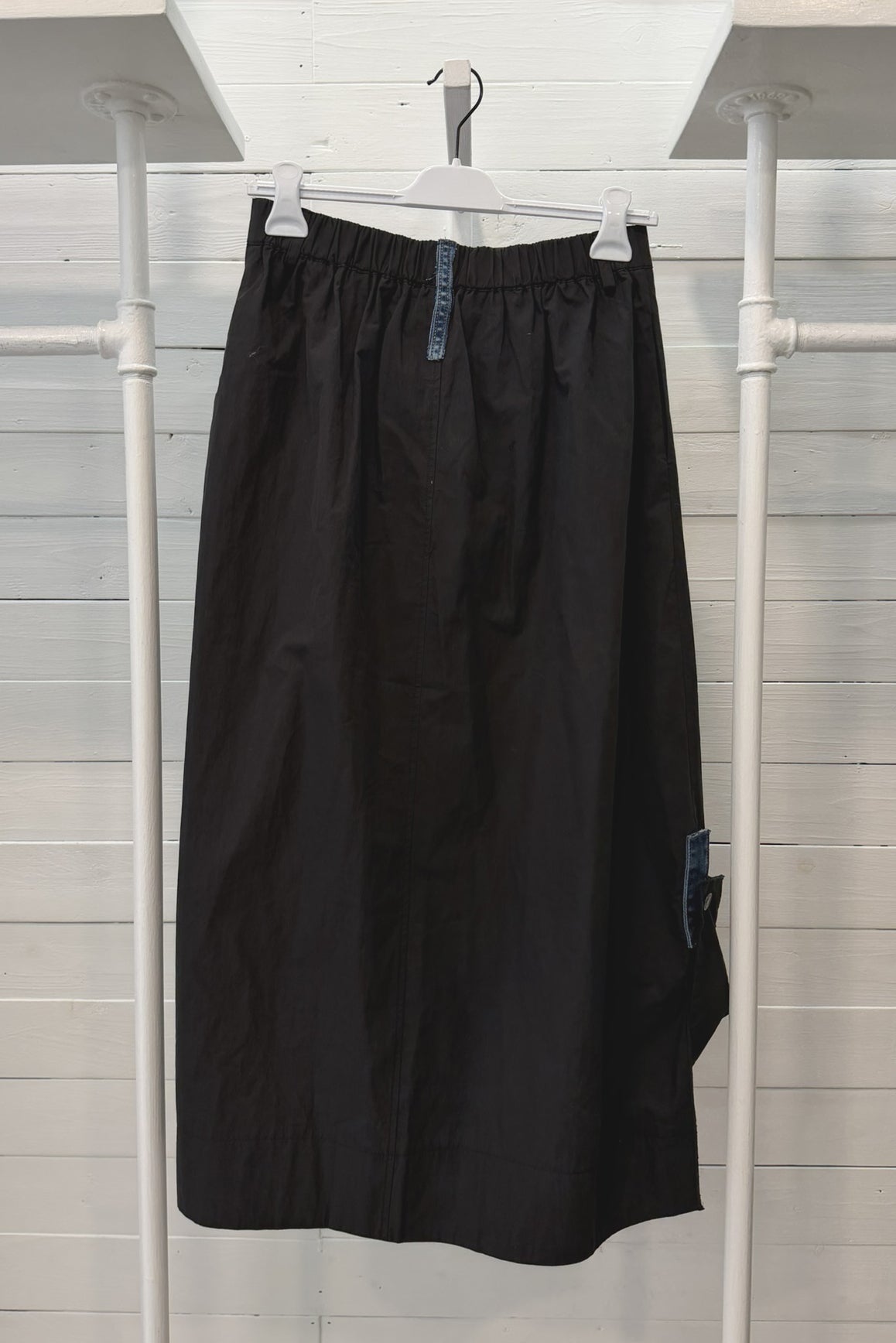 Gonna asimmetrica con dettagli denim