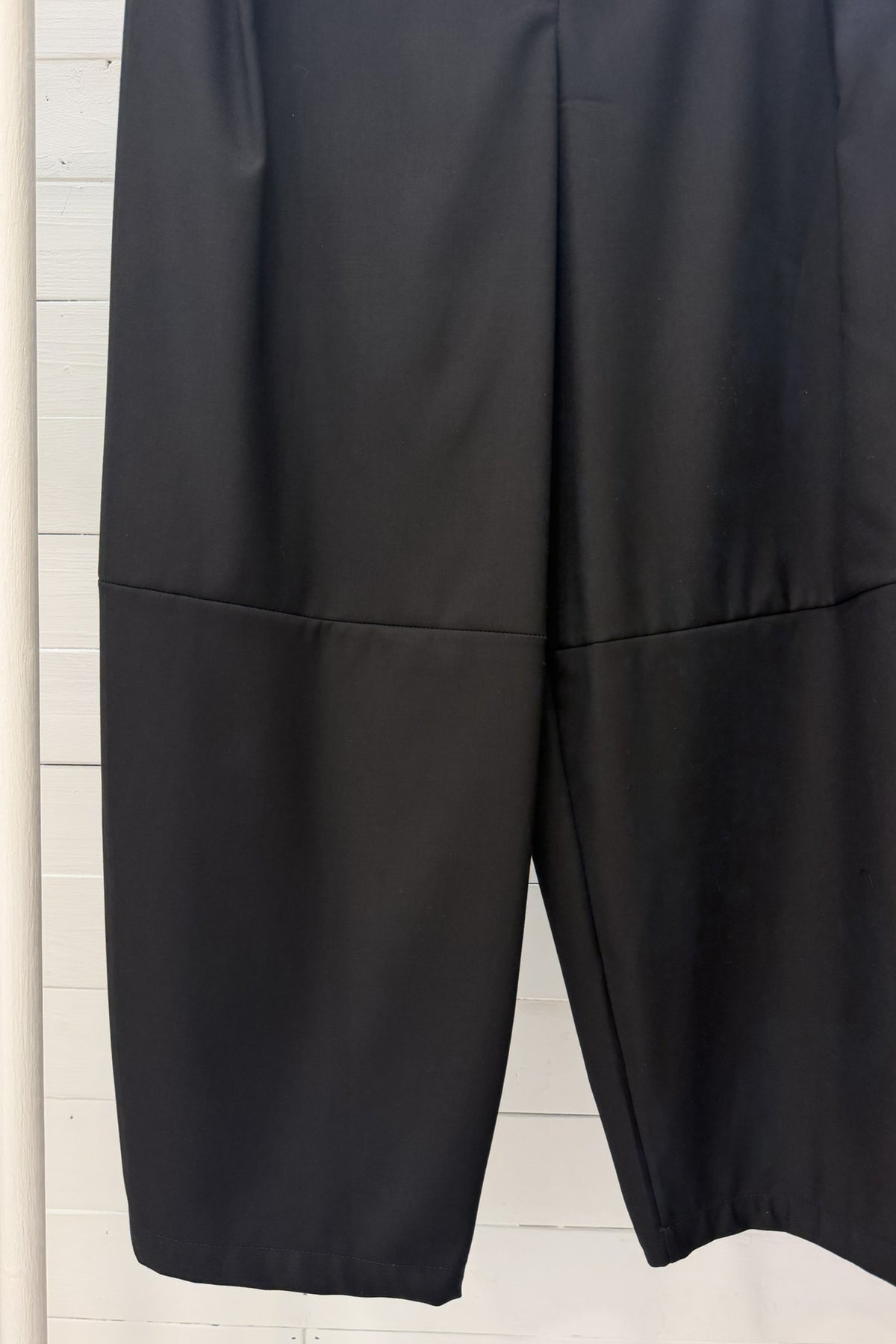 Pantalone a Ovetto con Taglio Orizzontale