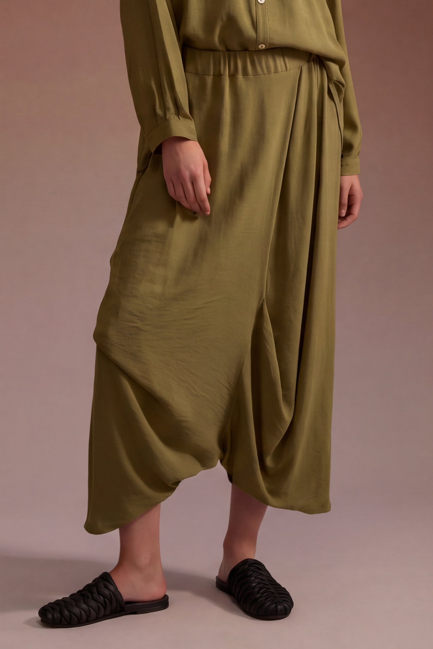 Pantalone ampio con cavallo basso
