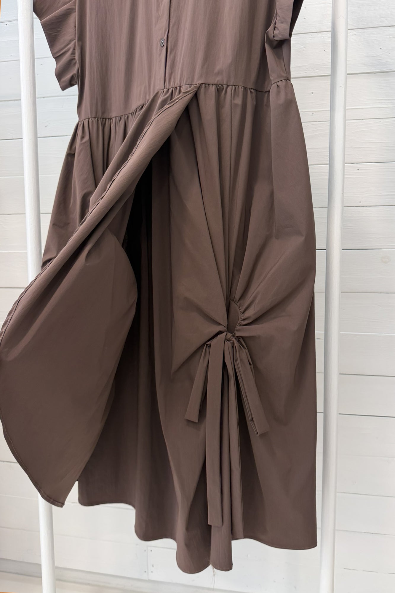 Abito midi con drappeggi e fiocchi