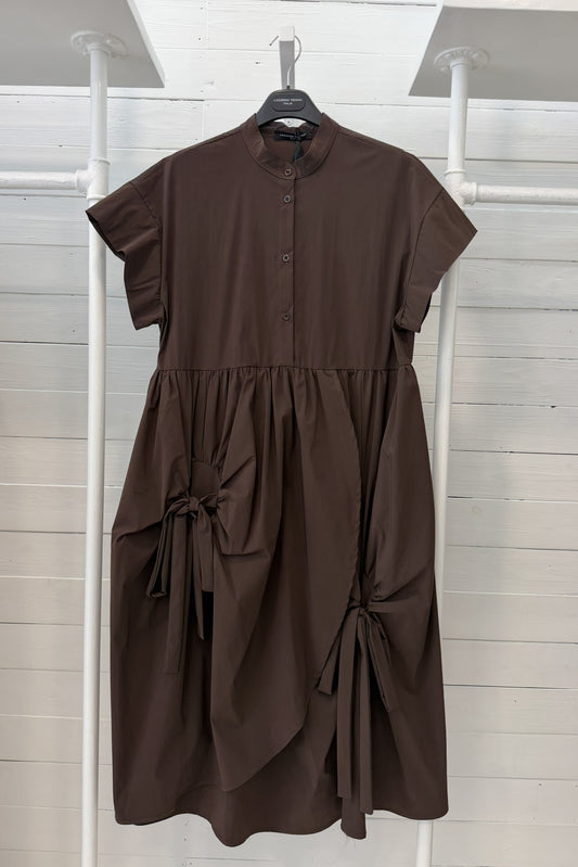 Abito midi con drappeggi e fiocchi