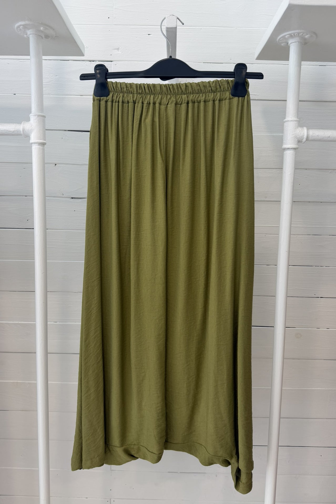 Pantalone ampio con cavallo basso