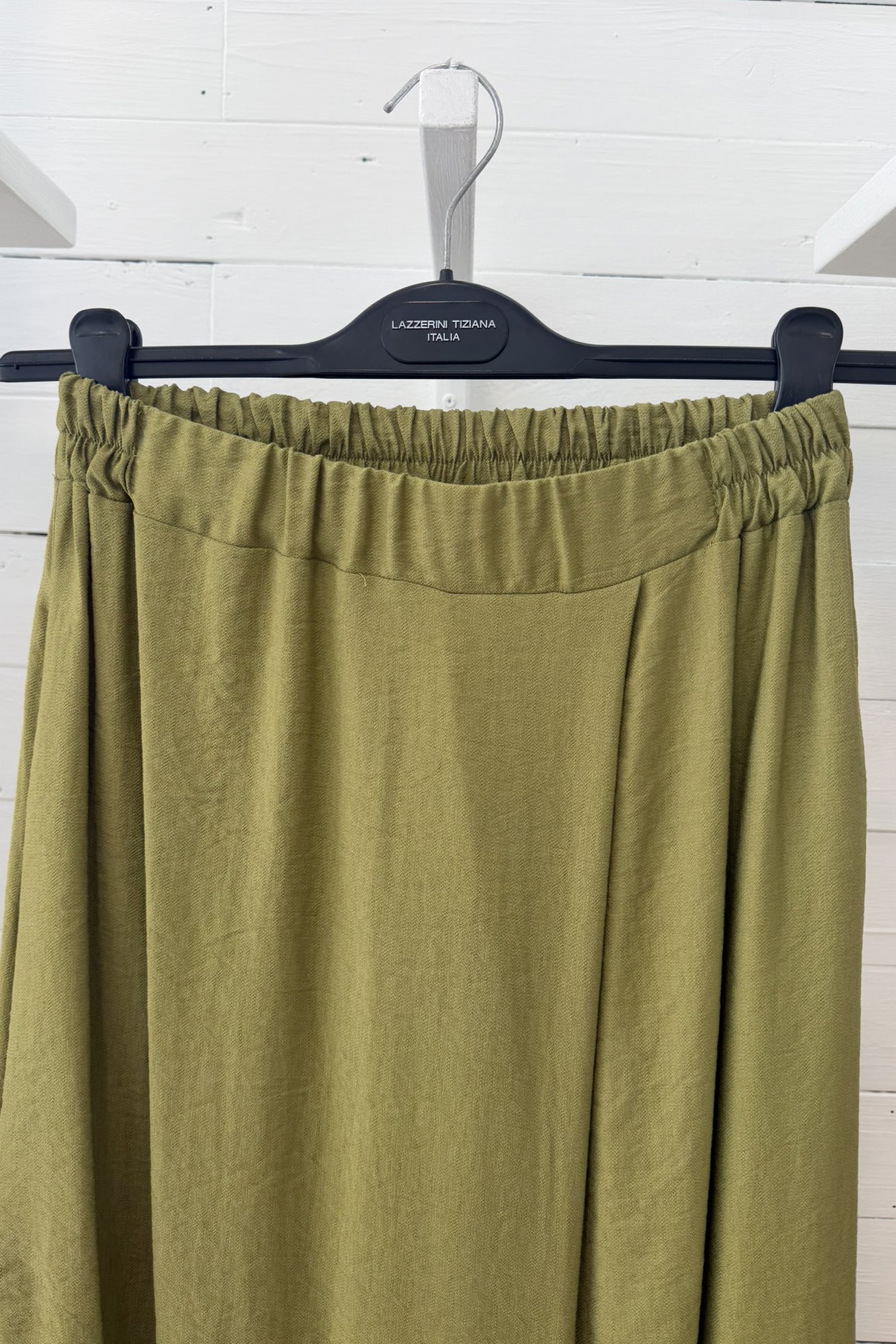Pantalone ampio con cavallo basso