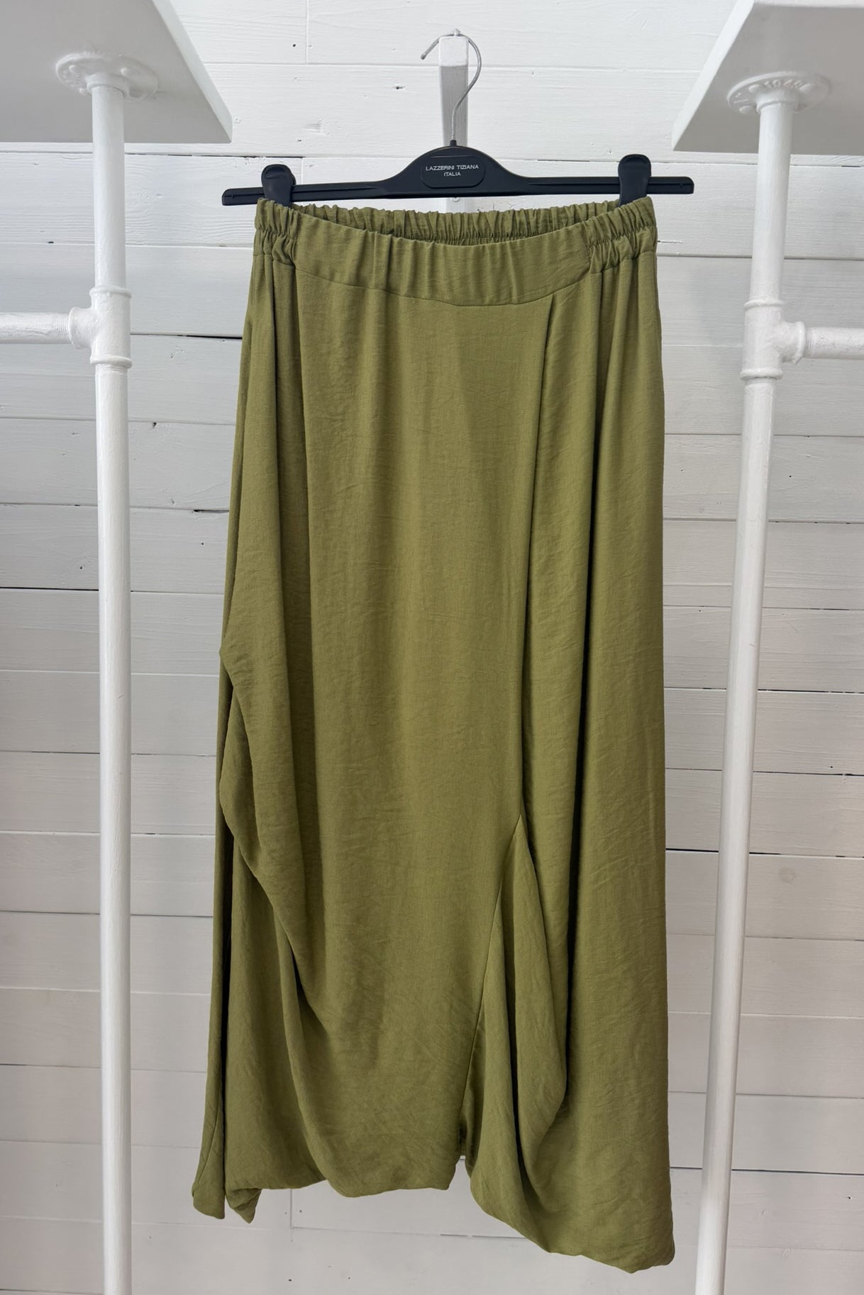 Pantalone ampio con cavallo basso