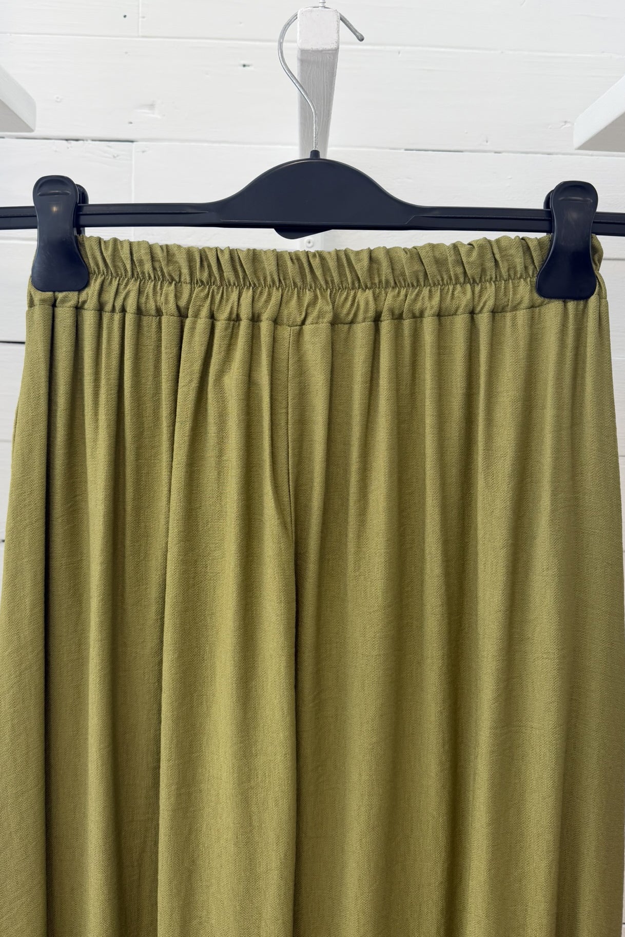 Pantalone ampio con cavallo basso