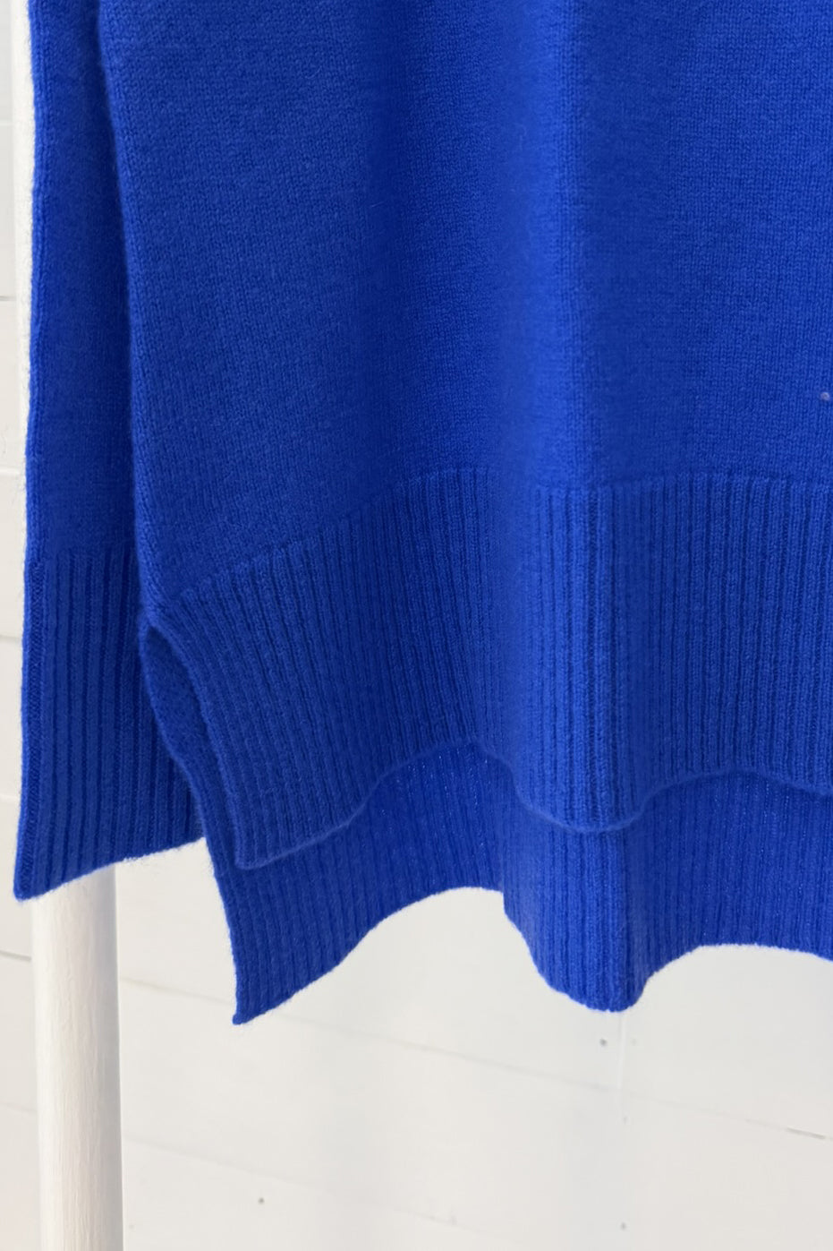 Maglia in puro cashmere con fondo asimmetrico