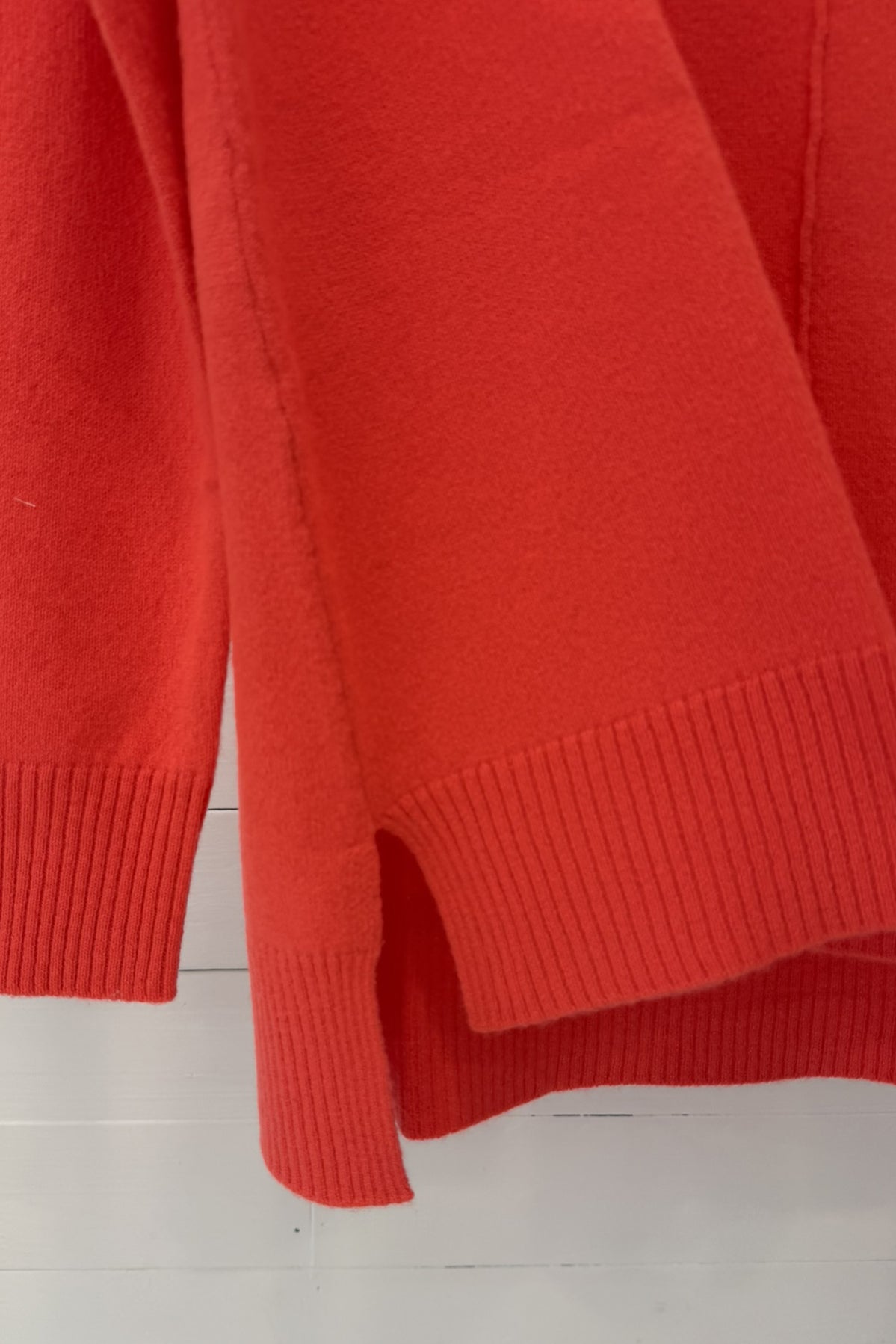 Maglia in puro cashmere con fondo asimmetrico