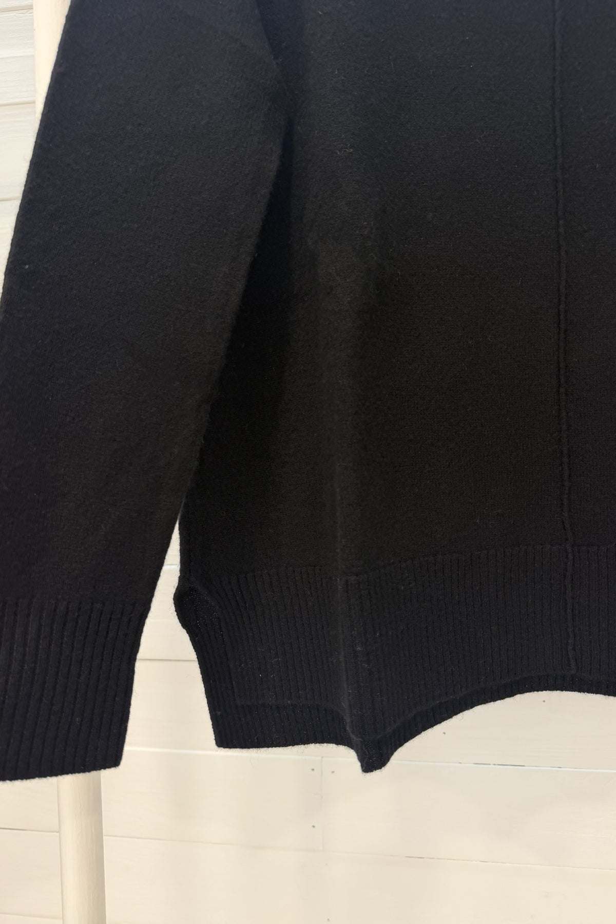 Maglia in puro cashmere con fondo asimmetrico