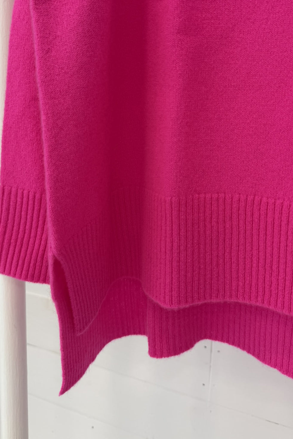Maglia in puro cashmere con fondo asimmetrico