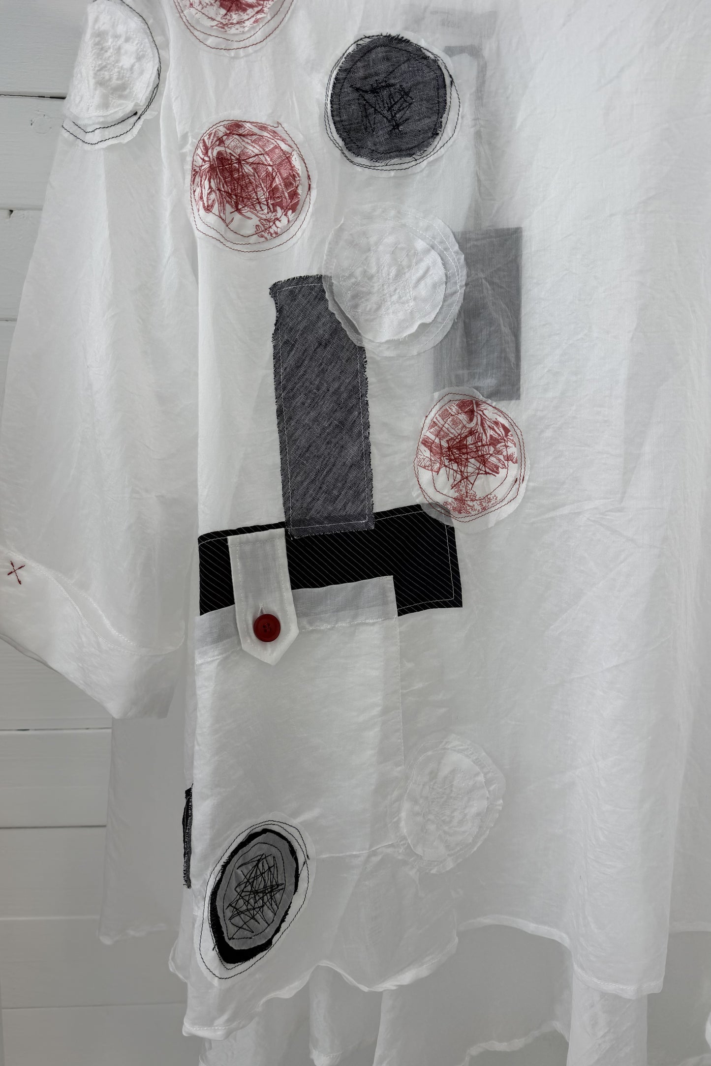 Blusa con applicazioni artistiche circolari