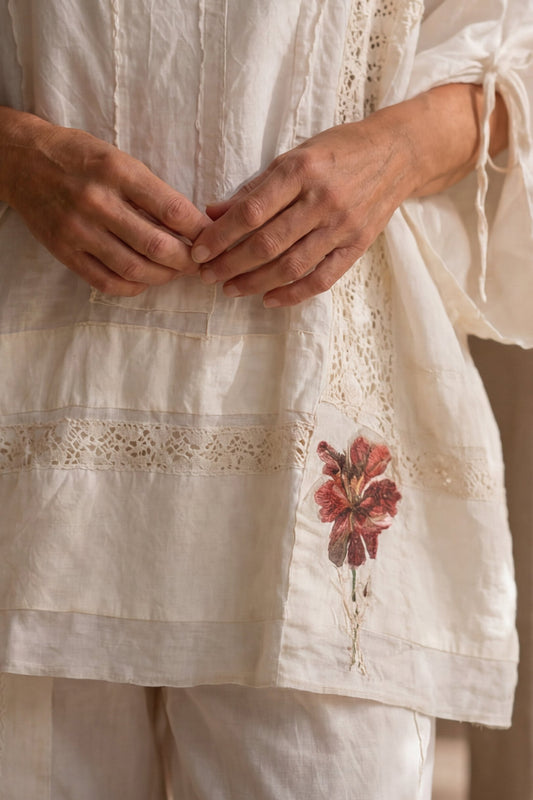 Blusa patchwork écru con applicazioni floreali e pizzo