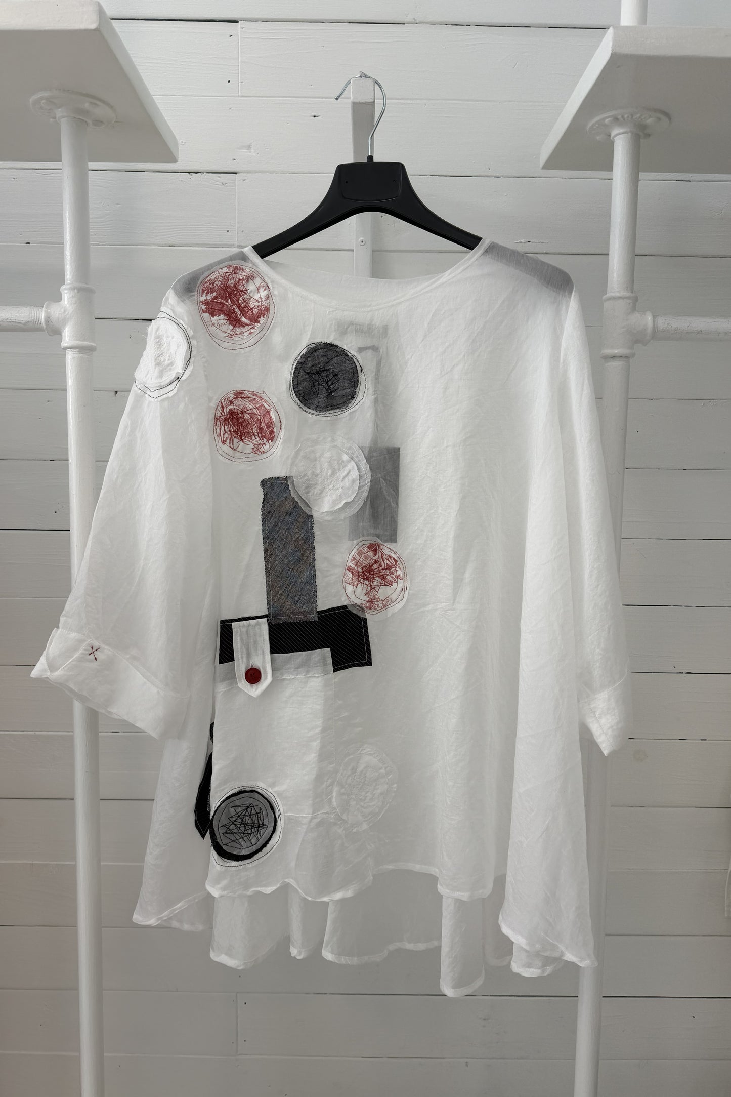 Blusa con applicazioni artistiche circolari