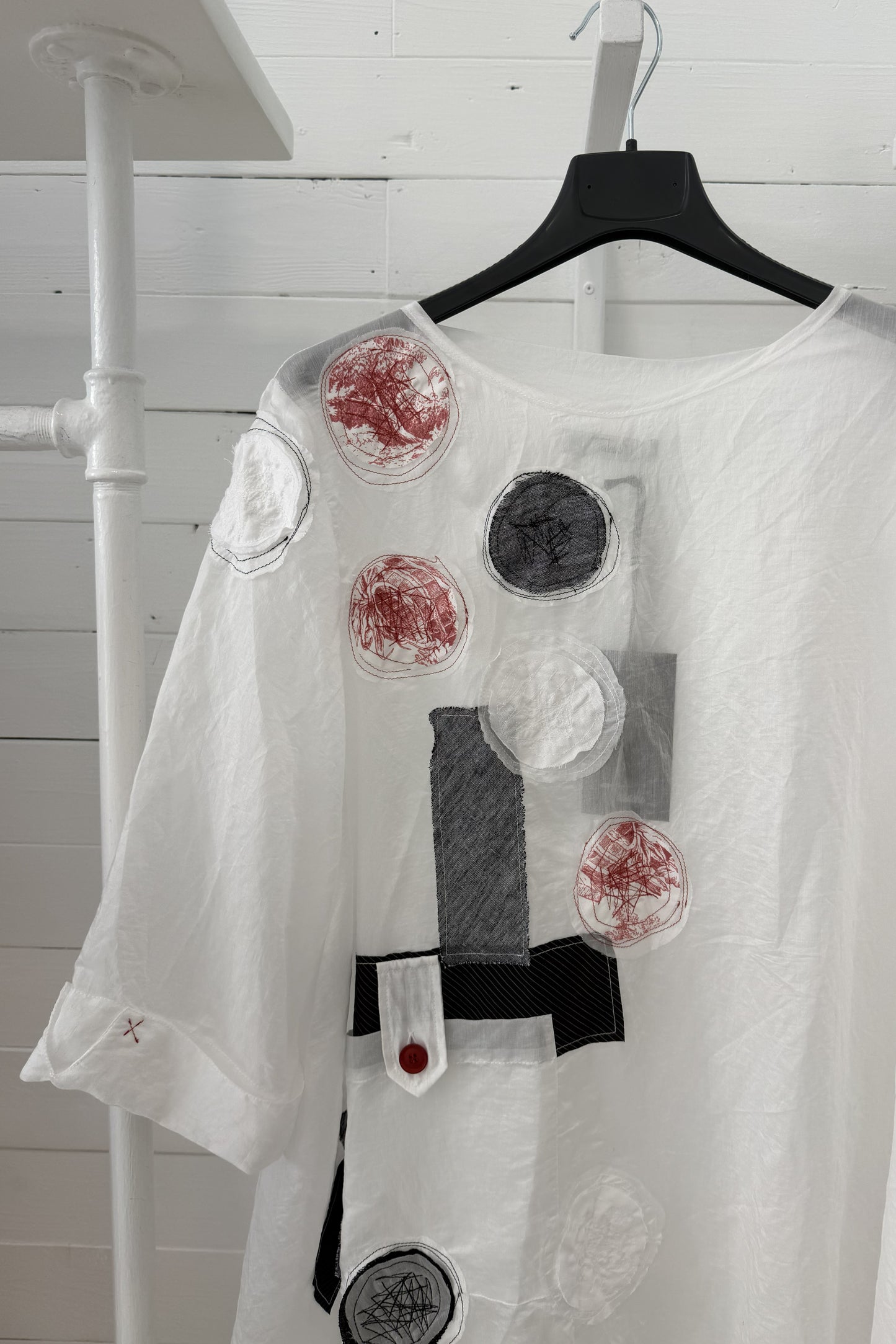 Blusa con applicazioni artistiche circolari