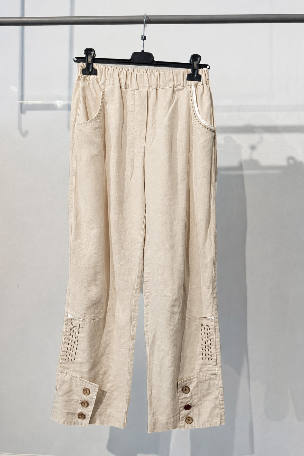 Completo in lino con dettagli sartoriali